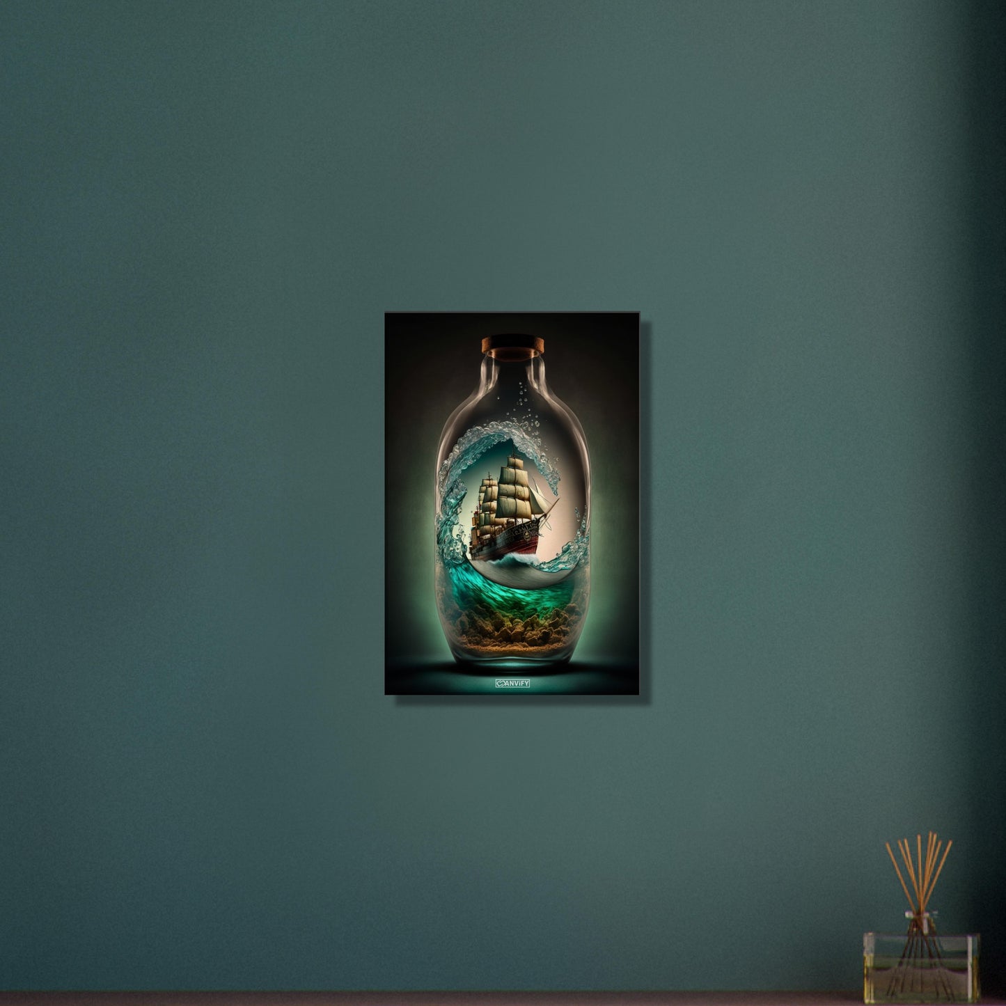 Piratenschiff in einer Glasflasche reitet eine Welle auf einer Leinwand