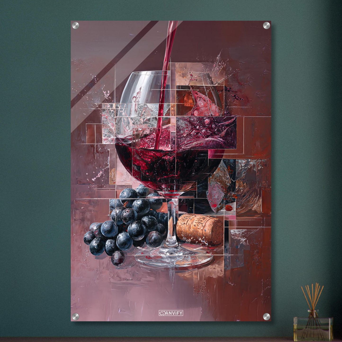 Abstrakt gemaltes Rotweinglas mit Weintrauben auf einem Acrylbild