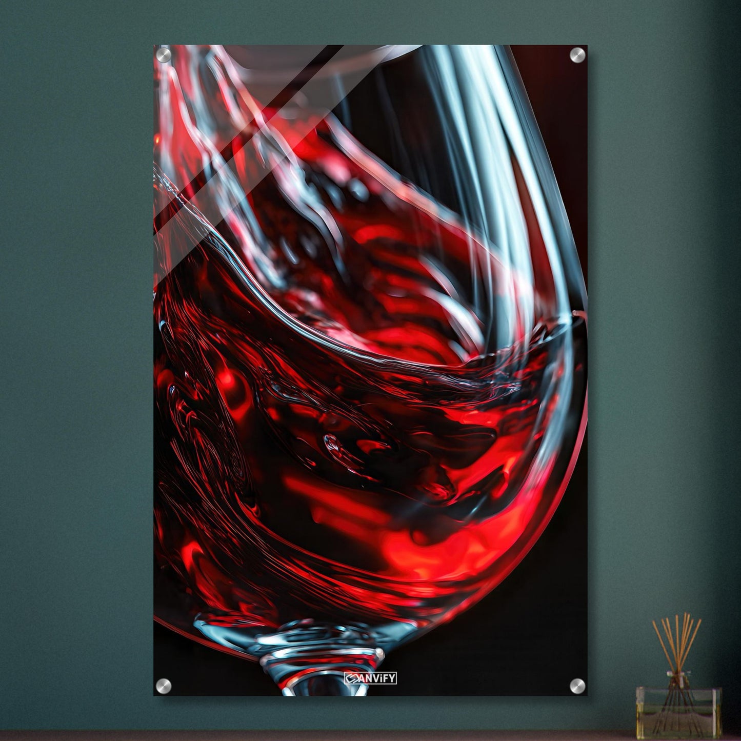 Nahaufnahme eines Rotweinglases auf einem Acrylbild