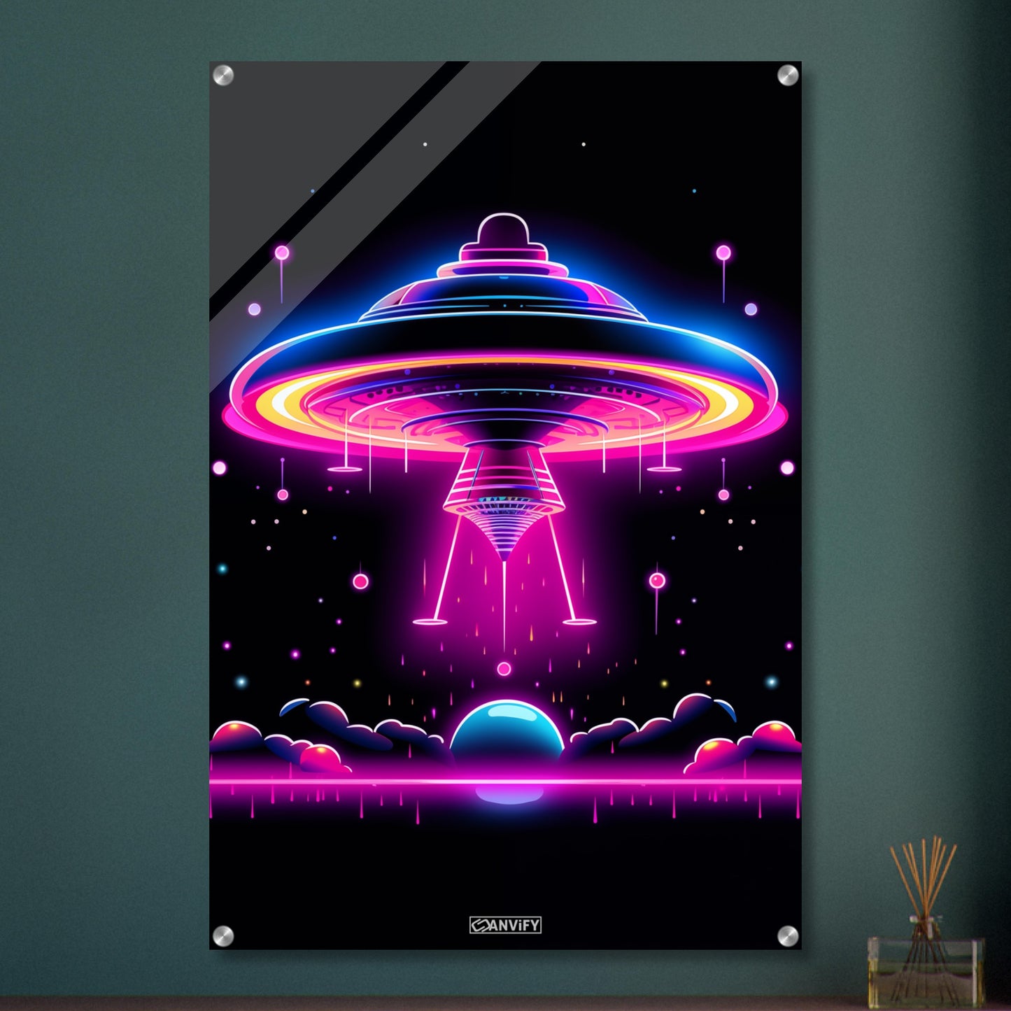 UFO im einfachen Retrodesign in den Farben Blau, Lila und Pink auf einem Acrylbild
