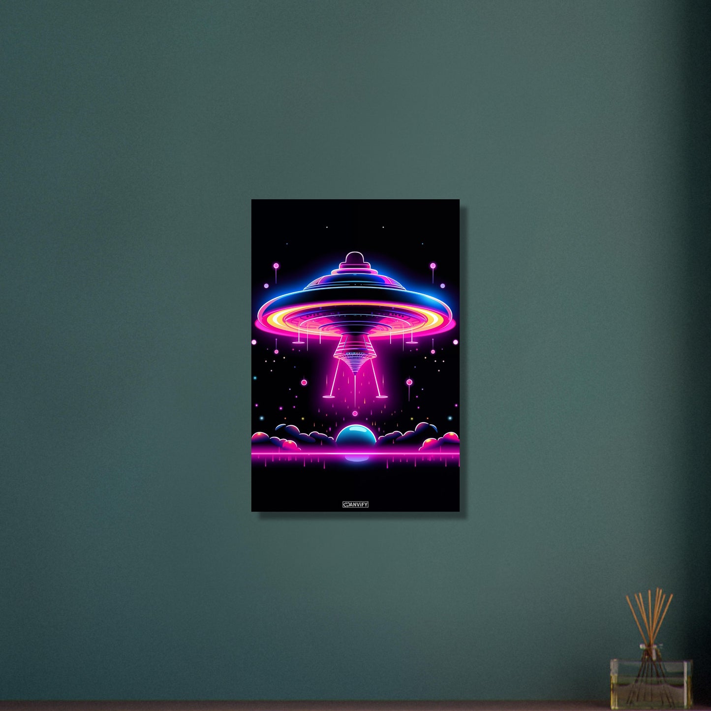 UFO im einfachen Retrodesign in den Farben Blau, Lila und Pink auf Aluminium