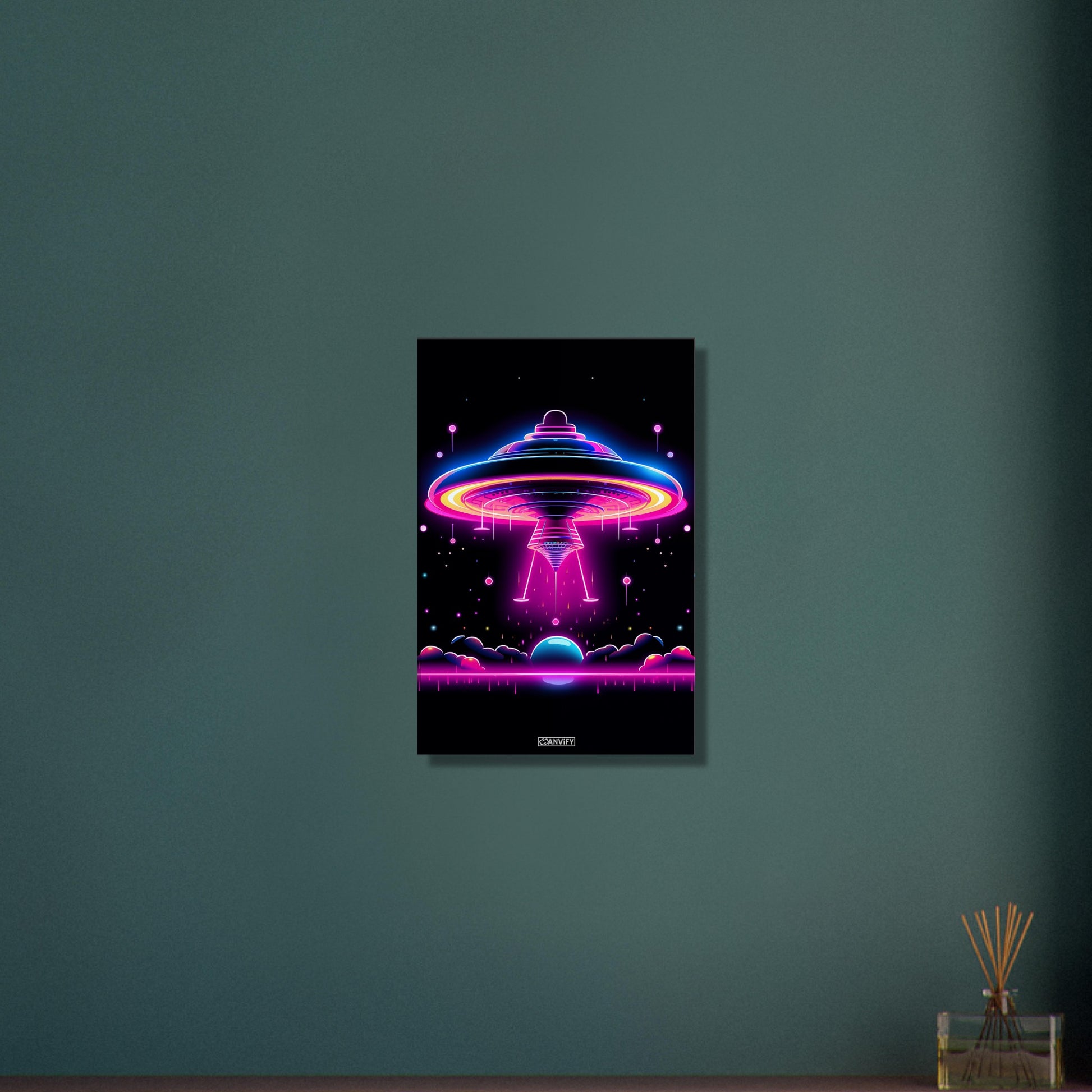 UFO im einfachen Retrodesign in den Farben Blau, Lila und Pink auf einer Leinwand