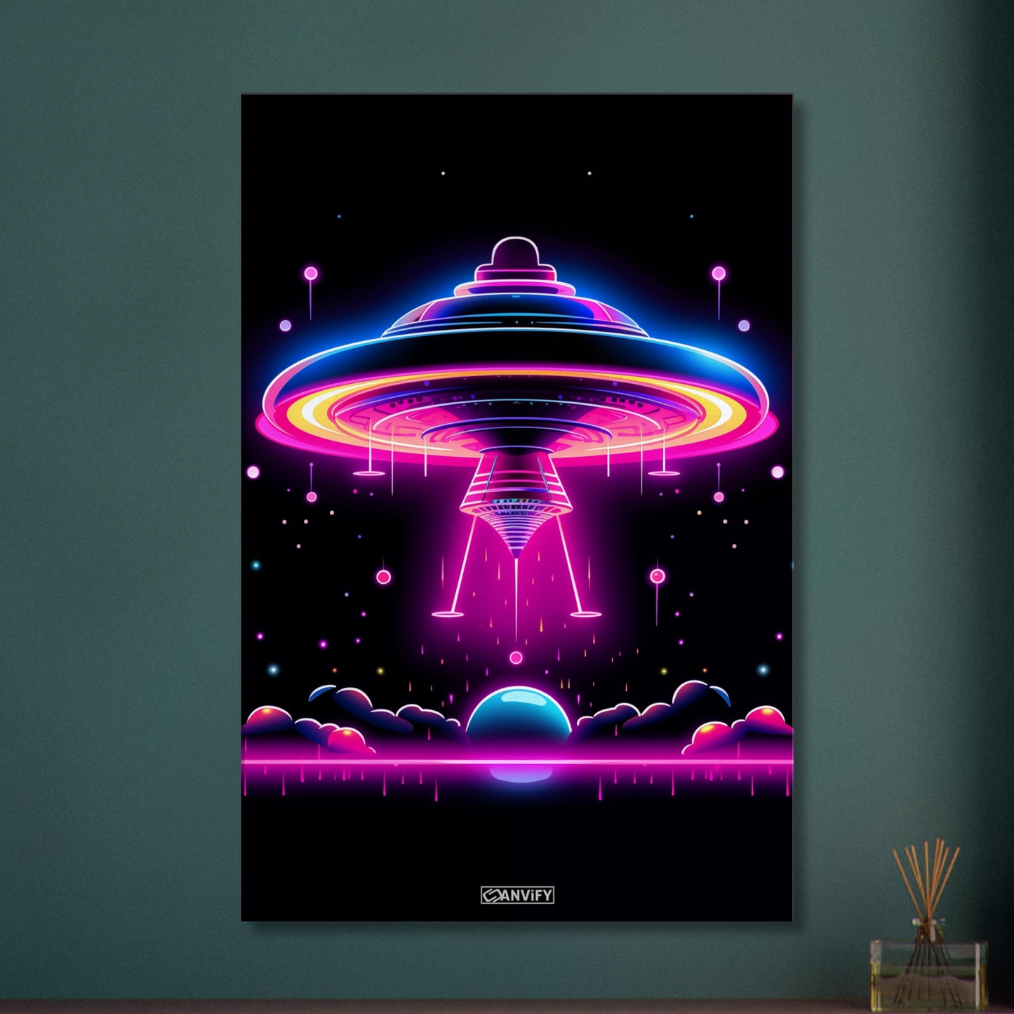 UFO im einfachen Retrodesign in den Farben Blau, Lila und Pink auf einer Leinwand