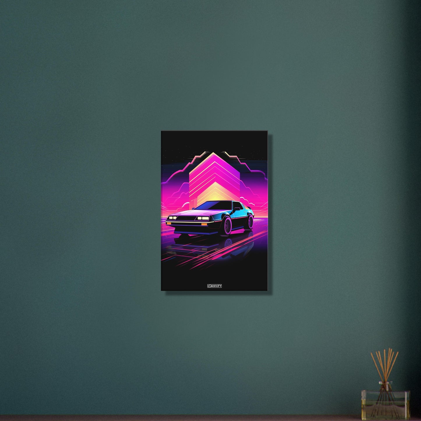 DeLorean DMC-12 aus dem Film Zurück in die Zukunft im einfachen Retrodesign und Blau und Lila Farbtönen auf einer Leinwand