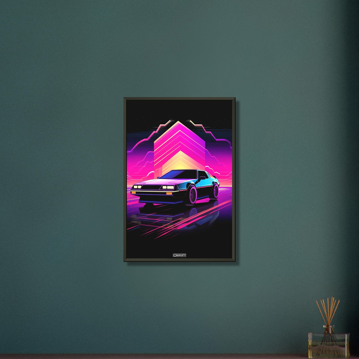 DeLorean DMC-12 aus dem Film Zurück in die Zukunft im einfachen Retrodesign und Blau und Lila Farbtönen auf einem Poster im Metallrahmen