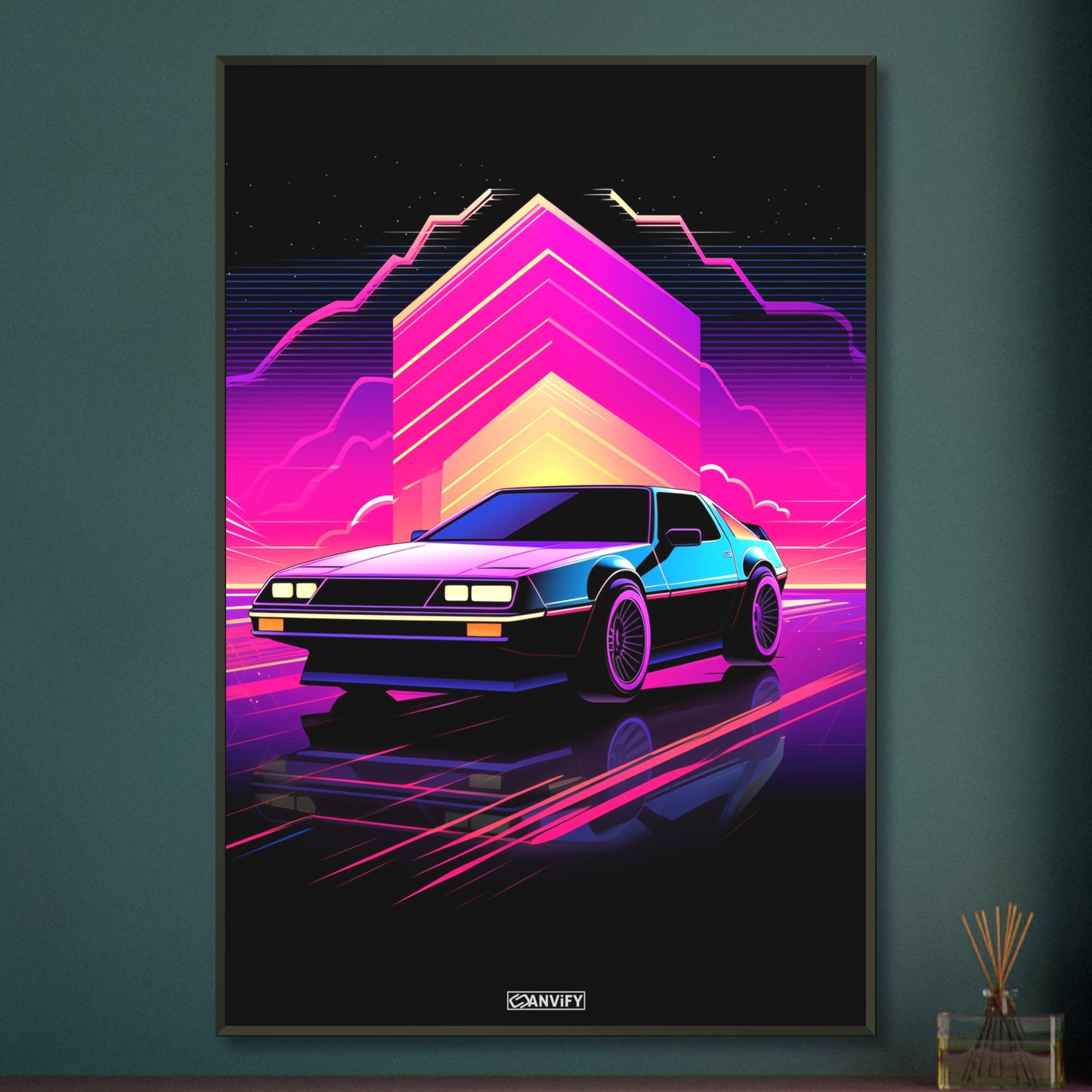 DeLorean DMC-12 aus dem Film Zurück in die Zukunft im einfachen Retrodesign und Blau und Lila Farbtönen auf einem Poster im Metallrahmen