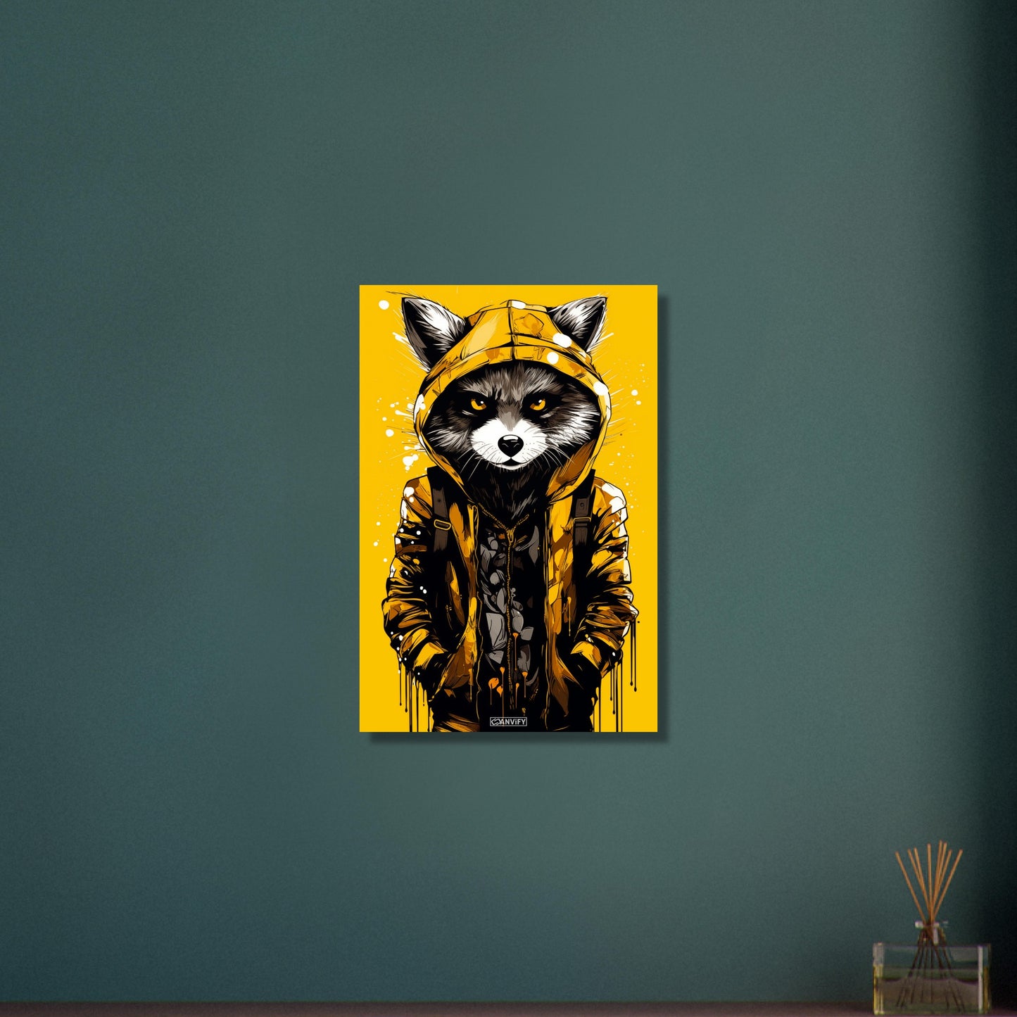 Waschbär mit gelber Jacke auf Aluminium