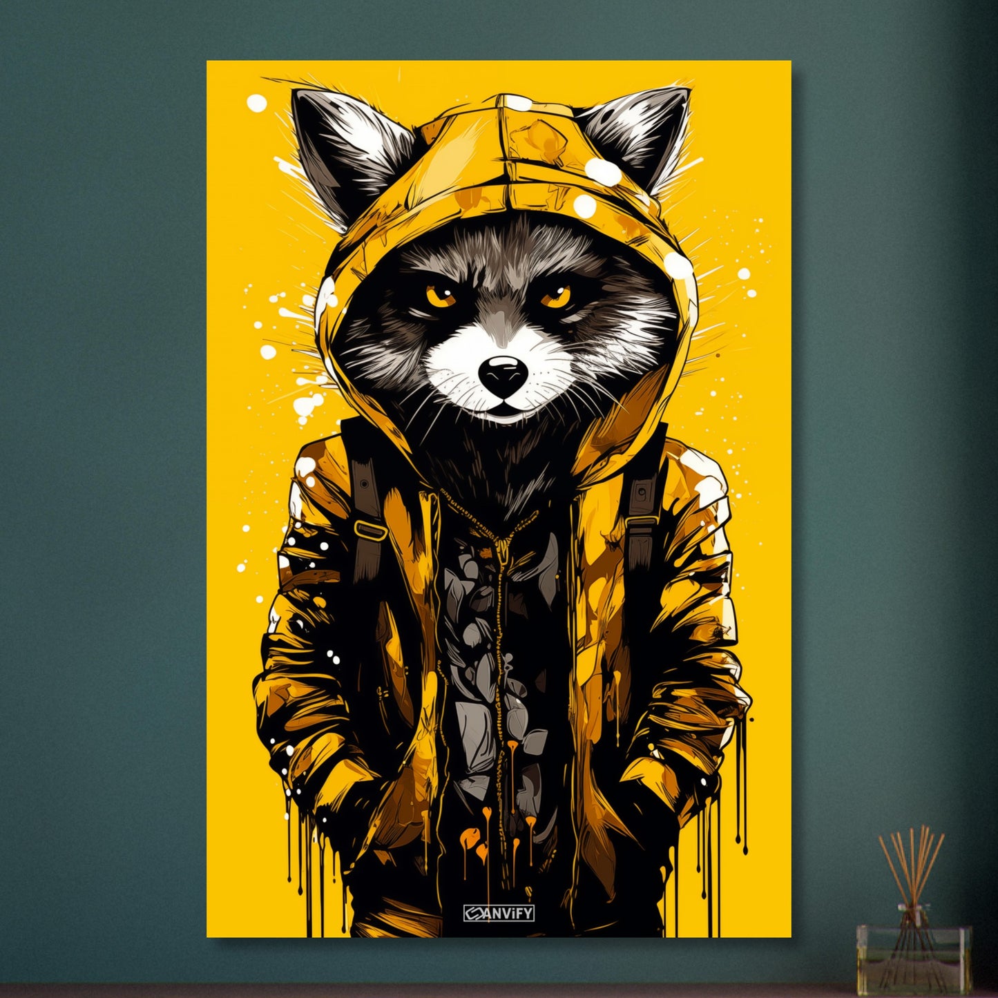 Waschbär mit gelber Jacke auf Aluminium