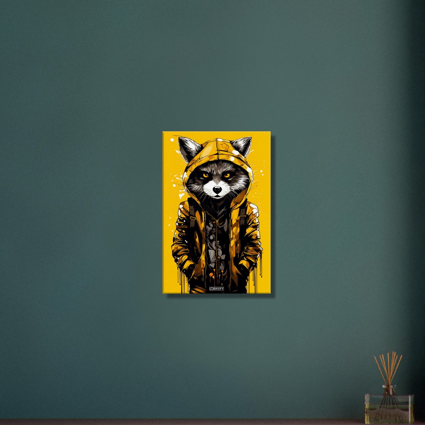 Waschbär mit gelber Jacke auf einer Leinwand