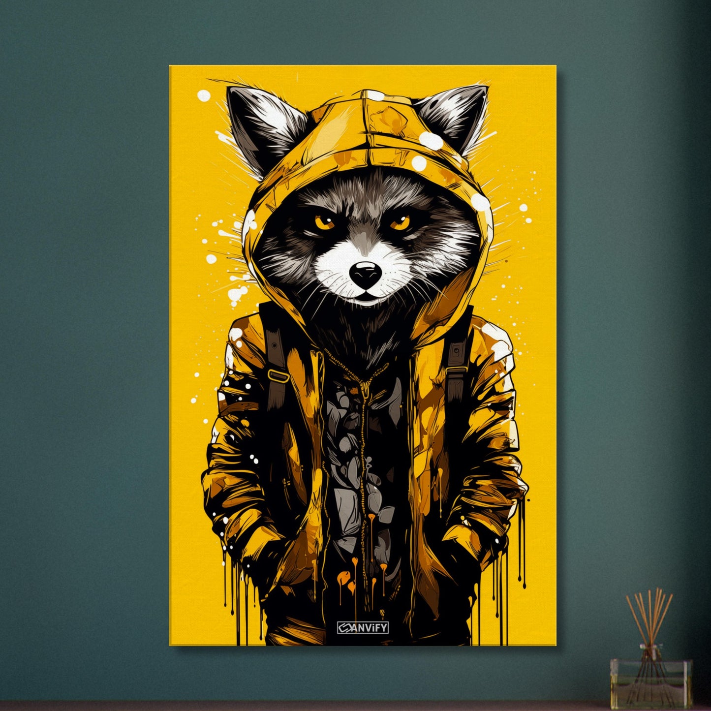 Waschbär mit gelber Jacke auf einer Leinwand