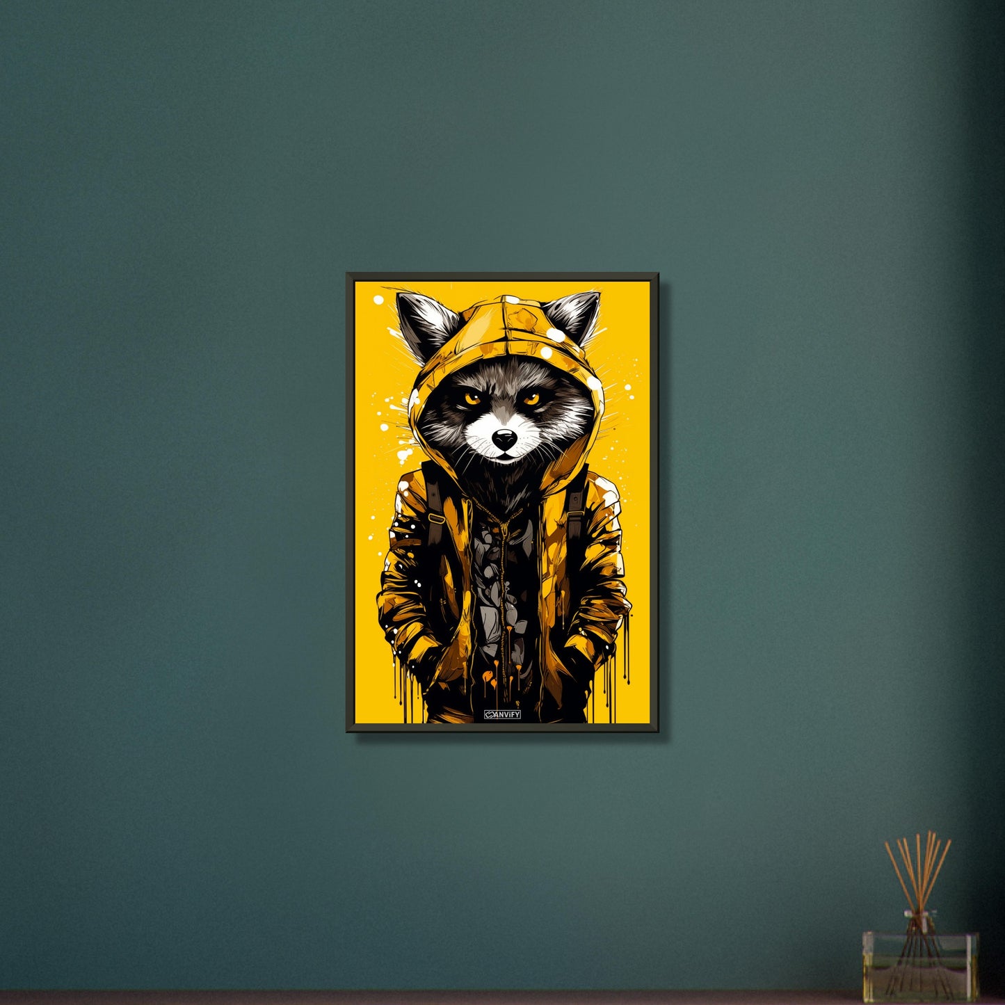 Waschbär mit gelber Jacke auf einem Poster im Metallrahmen