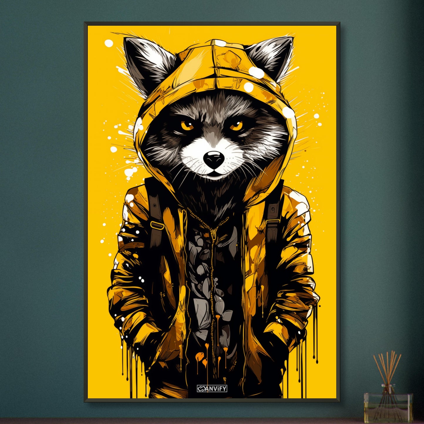 Waschbär mit gelber Jacke auf einem Poster im Metallrahmen