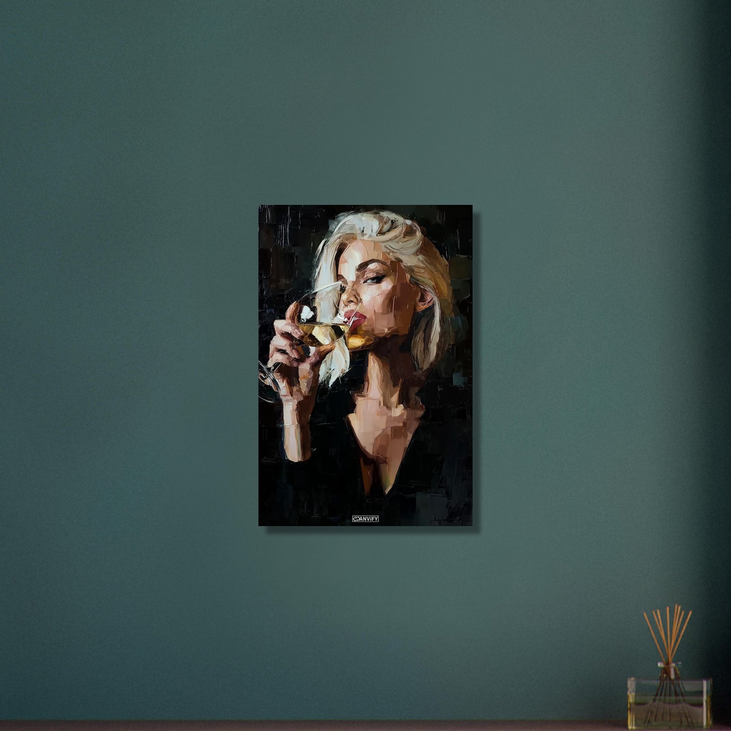 Sexy blonde Geschäftsfrau mit einem Weinglas gemalt mit Acrylfarben auf Aluminium