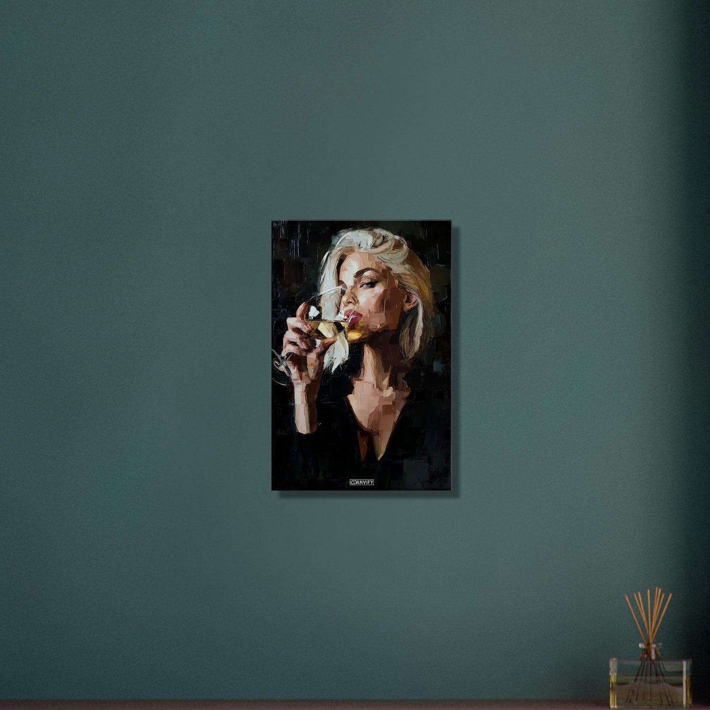 Sexy blonde Geschäftsfrau mit einem Weinglas gemalt mit Acrylfarben auf einer Leinwand
