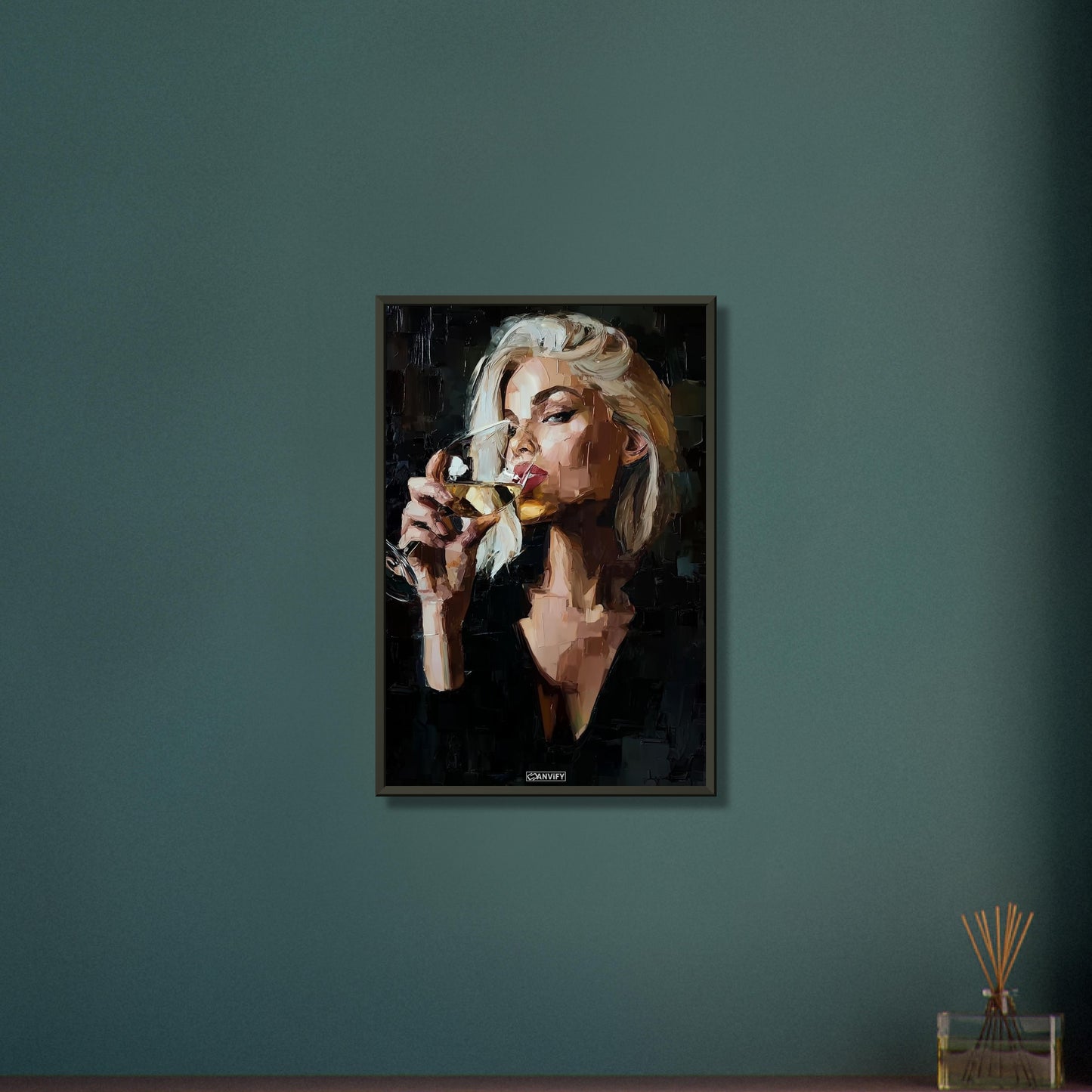 Sexy blonde Geschäftsfrau mit einem Weinglas gemalt mit Acrylfarben auf einem Poster im Metallrahmen
