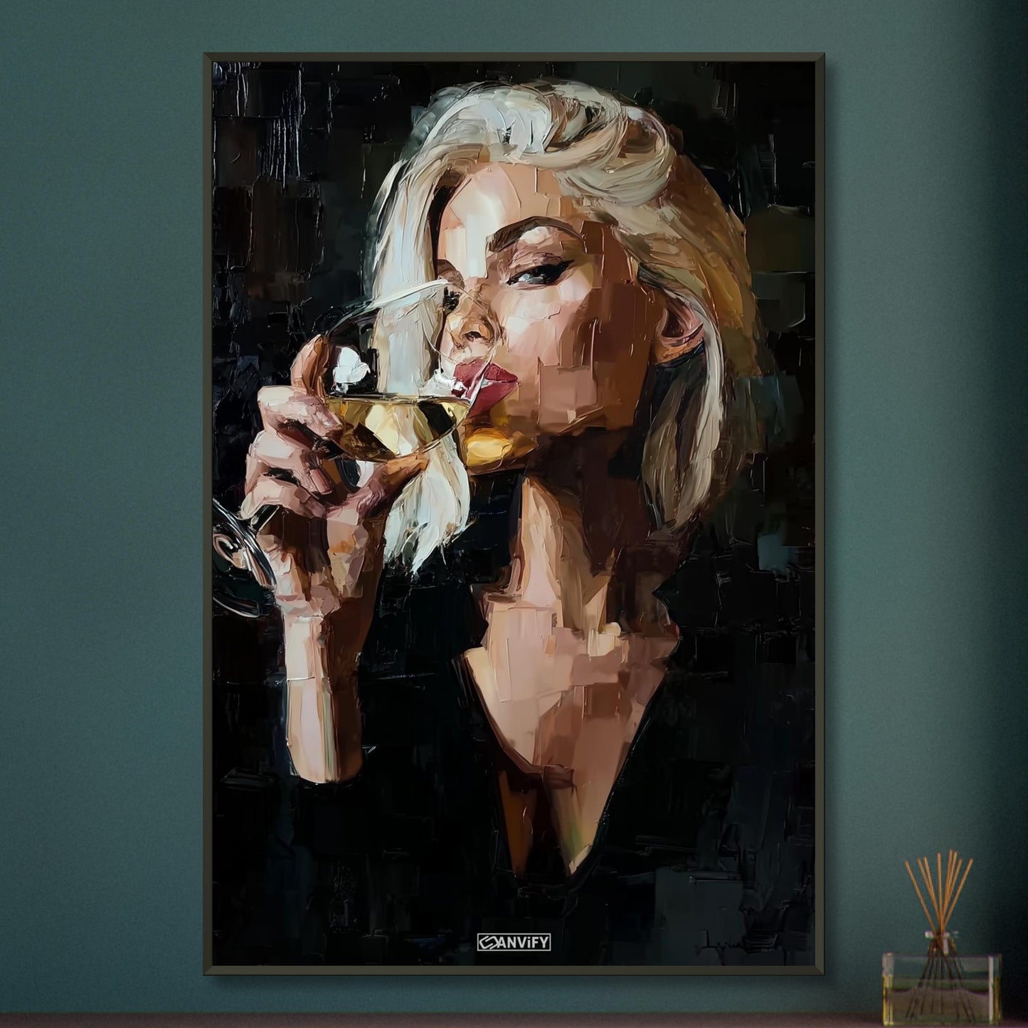 Sexy blonde Geschäftsfrau mit einem Weinglas gemalt mit Acrylfarben auf einem Poster im Metallrahmen