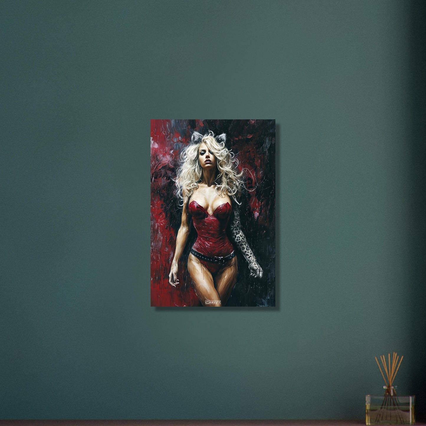 Sexy blonde Frau im roten Bodysuit und Katzenohren auf Aluminium