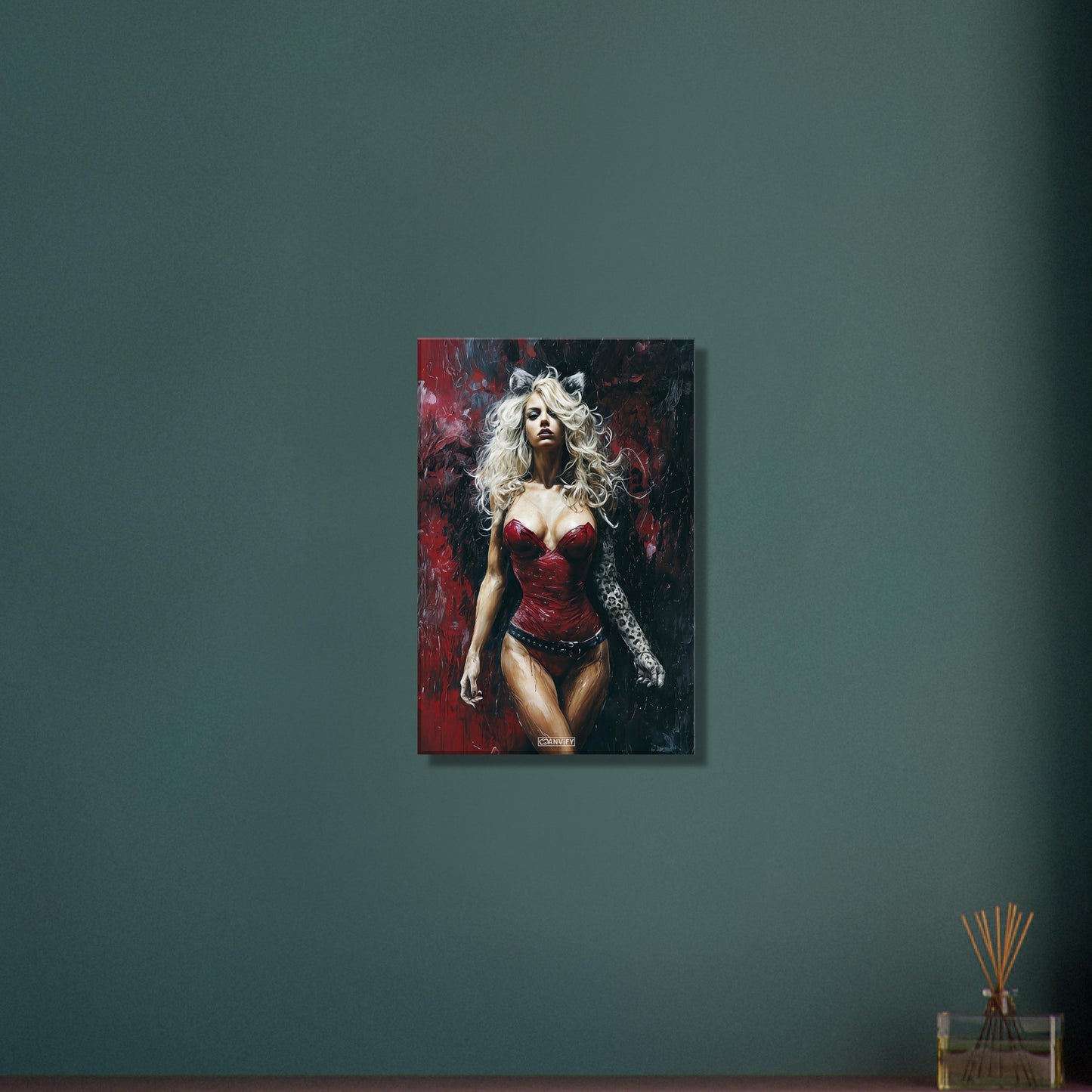 Sexy blonde Frau im roten Bodysuit und Katzenohren auf einer Leinwand