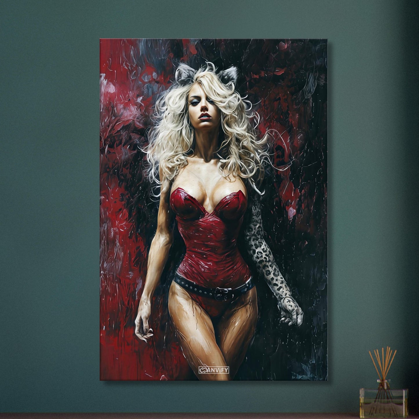 Sexy blonde Frau im roten Bodysuit und Katzenohren auf einer Leinwand