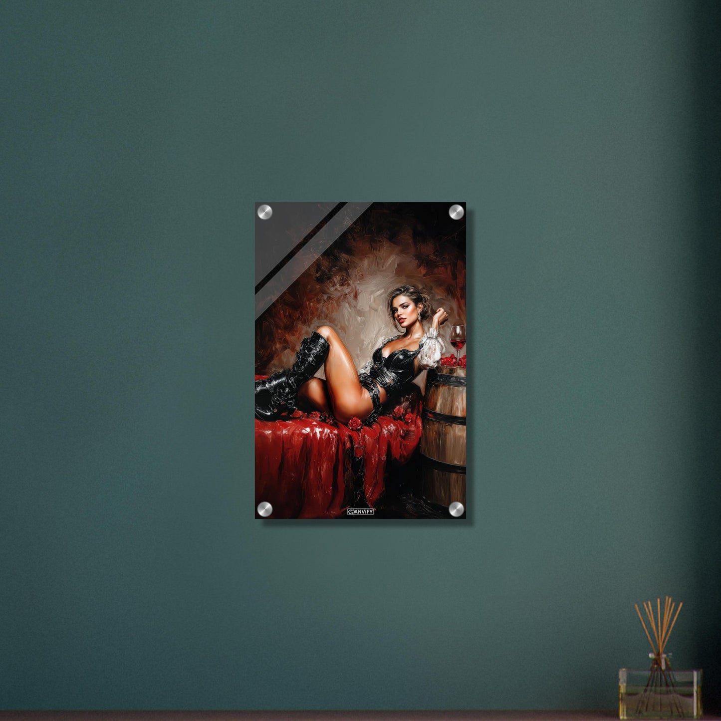 Sexy Frau im Barock Stil mit hohen Stiefeln und einem Glas Rotwein auf dem Bett auf einem Acrylbild