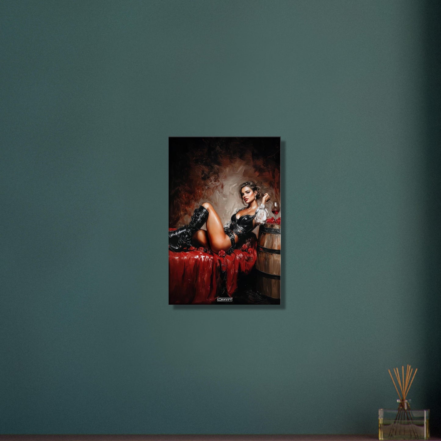 Sexy Frau im Barock Stil mit hohen Stiefeln und einem Glas Rotwein auf dem Bett auf einer Leinwand