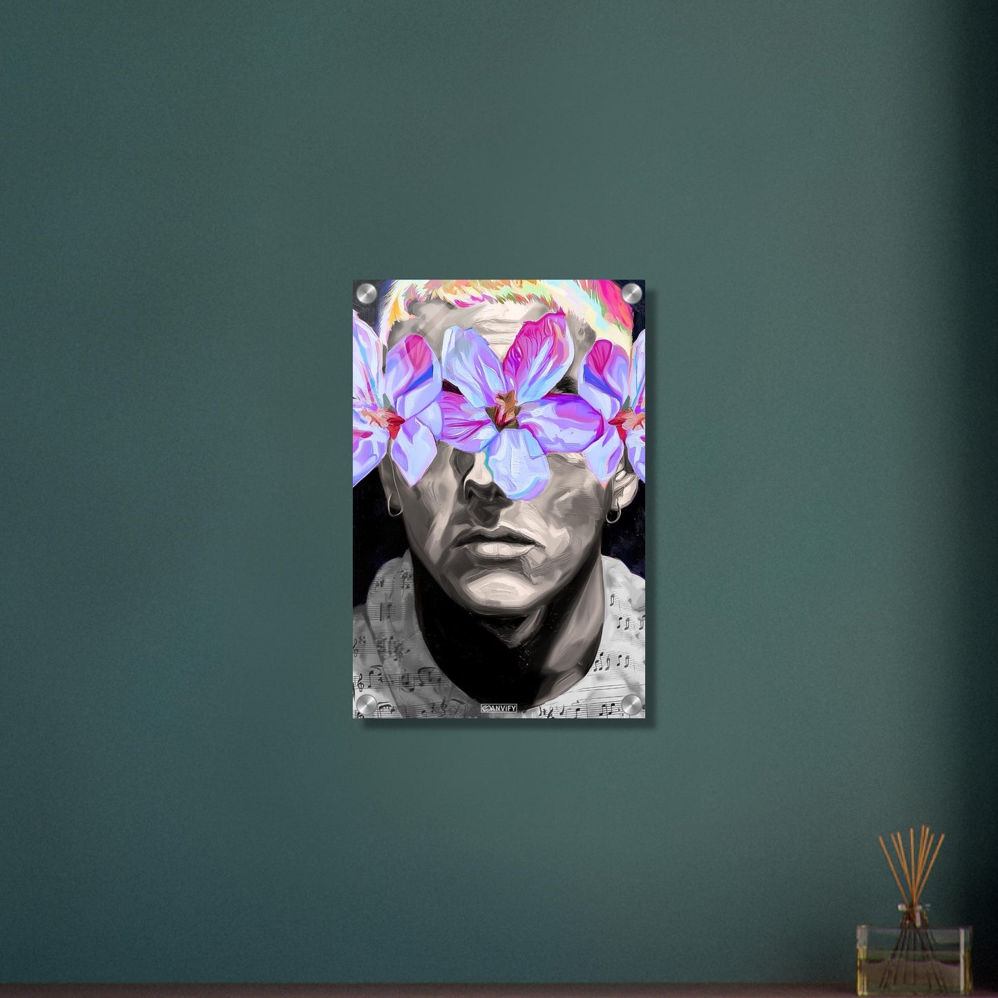 Eminem in Schwarz und Weiß im Stil von Nashid Chroma mit Lila Blumen um die Augen auf einem Acrylbild