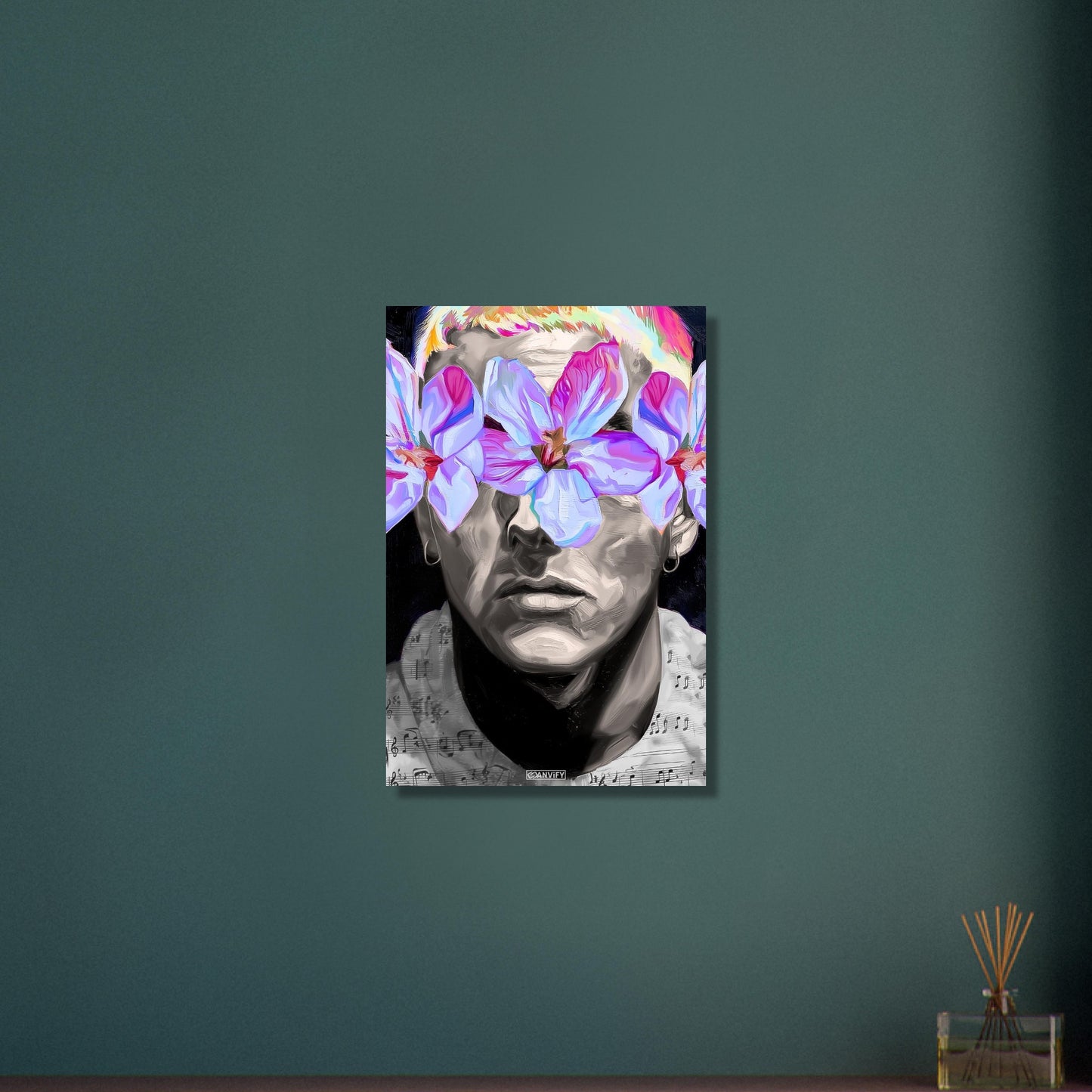 Eminem in Schwarz und Weiß im Stil von Nashid Chroma mit Lila Blumen um die Augen auf Aluminium