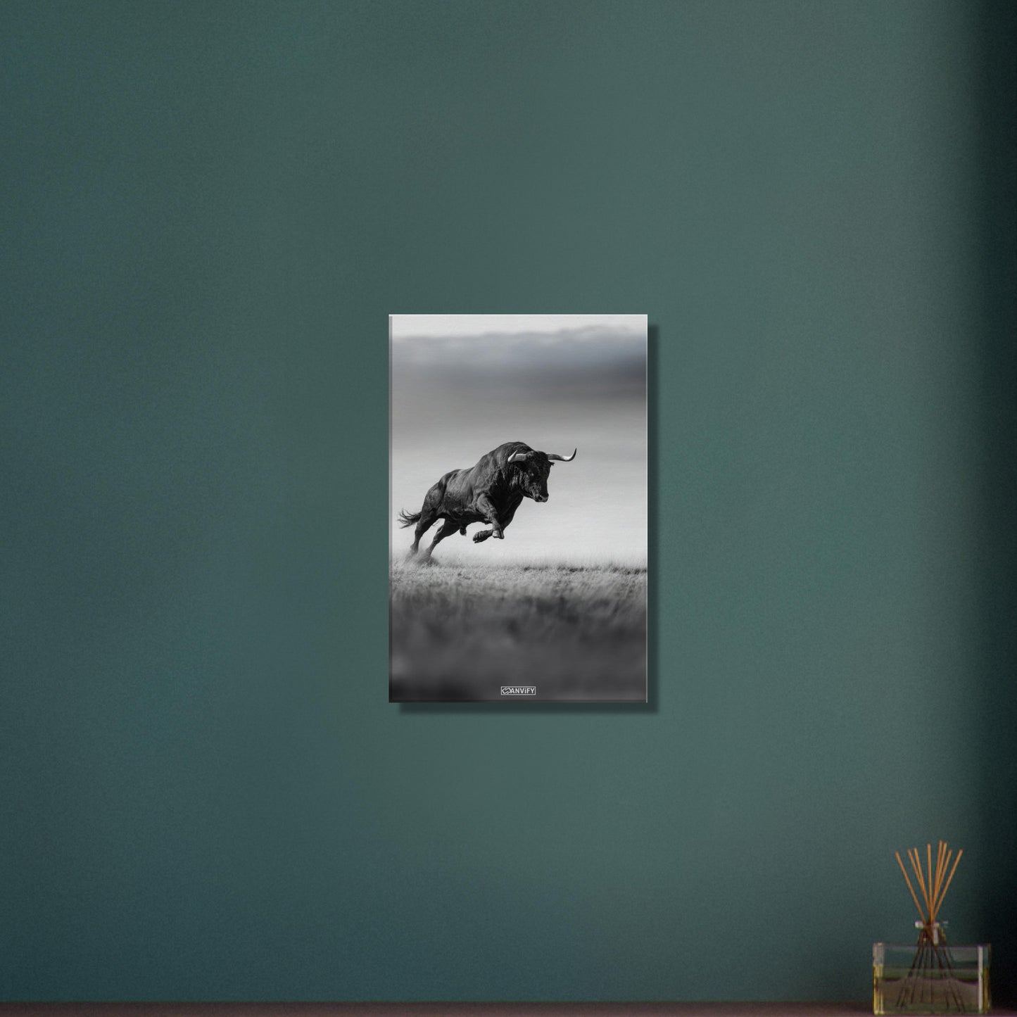 Spanischer Bulle in Schwarz und Weiß auf einer Leinwand