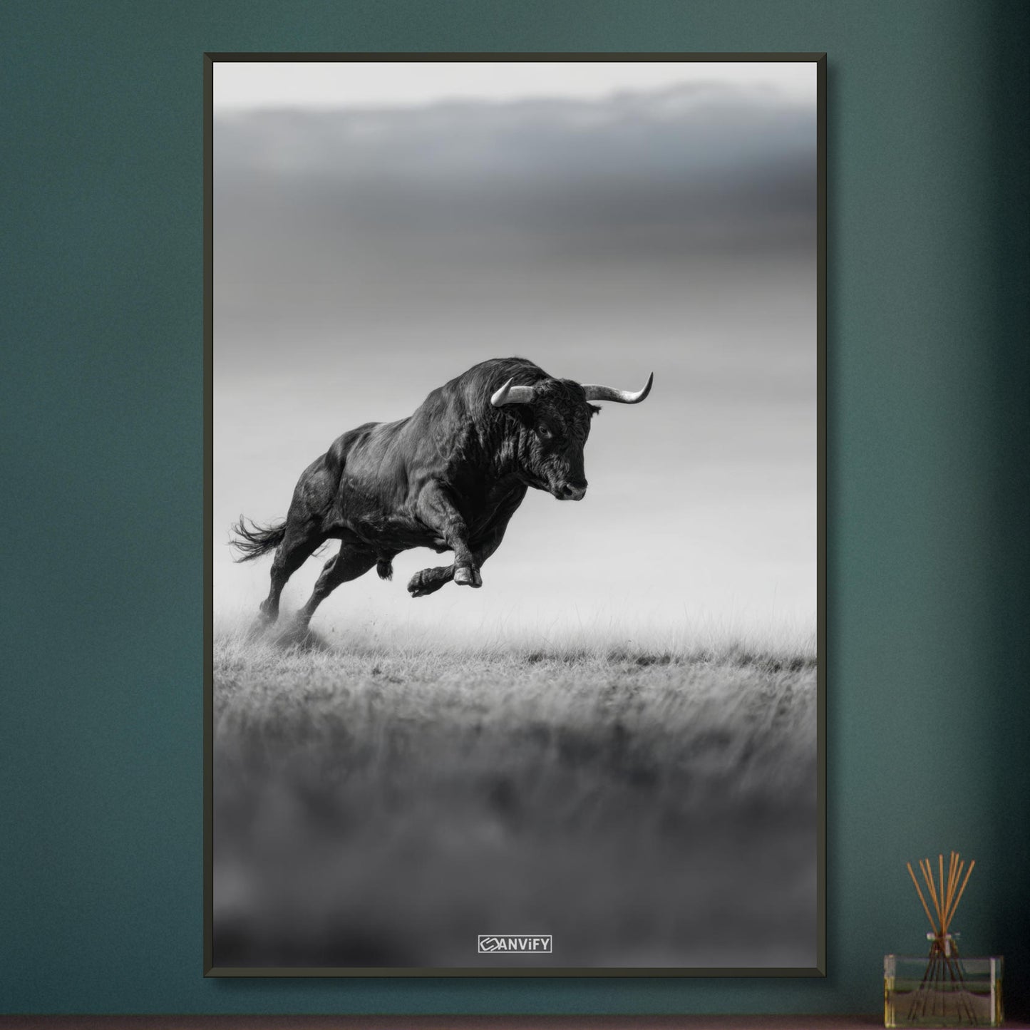 Spanischer Bulle in Schwarz und Weiß auf einem Poster im Metallrahmen