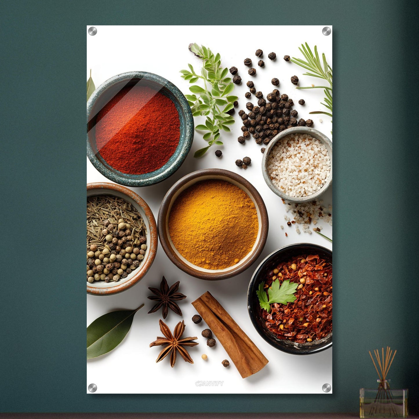 Curry, Pfeffer, Kreuzkümmel, Salz, Harissa und Aleppo Chili in Schalen auf einem Acrylbild