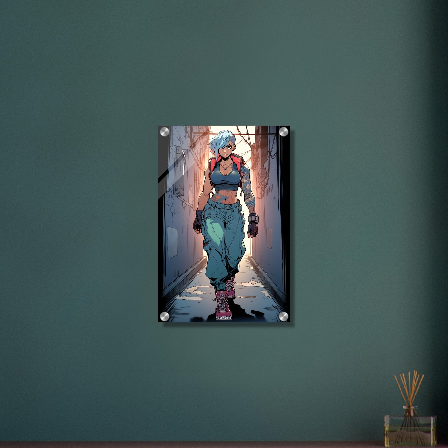 Weibliche Actionfigur mit Tattoos gezeichnet auf einem Acrylbild