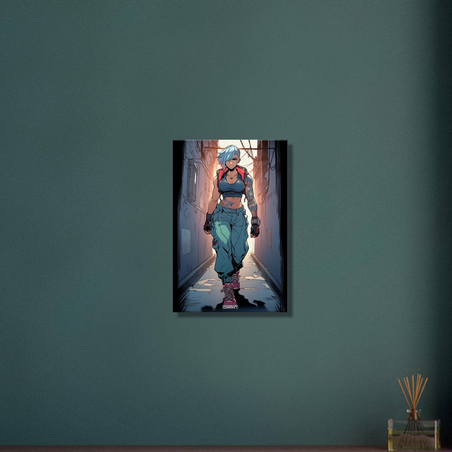 Weibliche Actionfigur mit Tattoos gezeichnet auf einer Leinwand