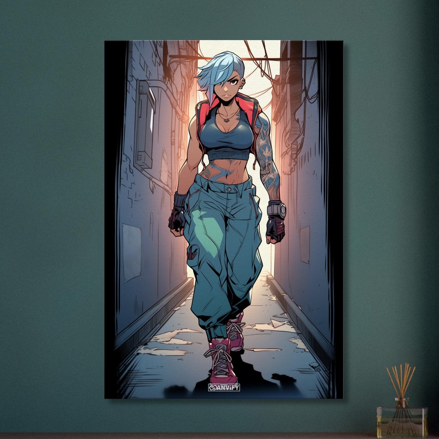 Weibliche Actionfigur mit Tattoos gezeichnet auf einer Leinwand