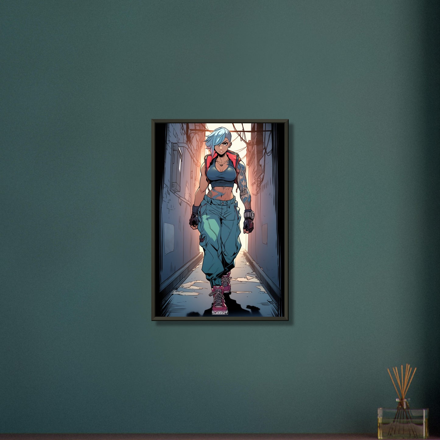Weibliche Actionfigur mit Tattoos gezeichnet auf einem Poster im Metallrahmen