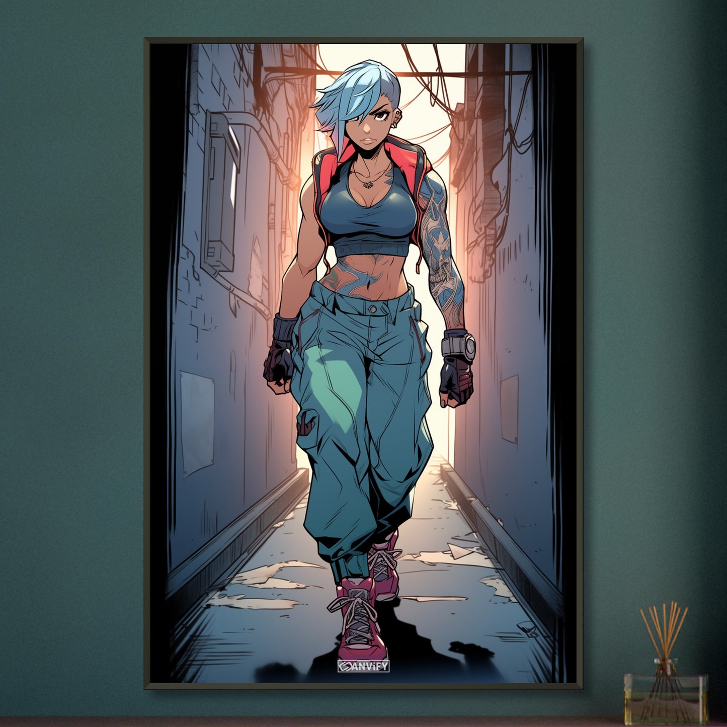 Weibliche Actionfigur mit Tattoos gezeichnet auf einem Poster im Metallrahmen