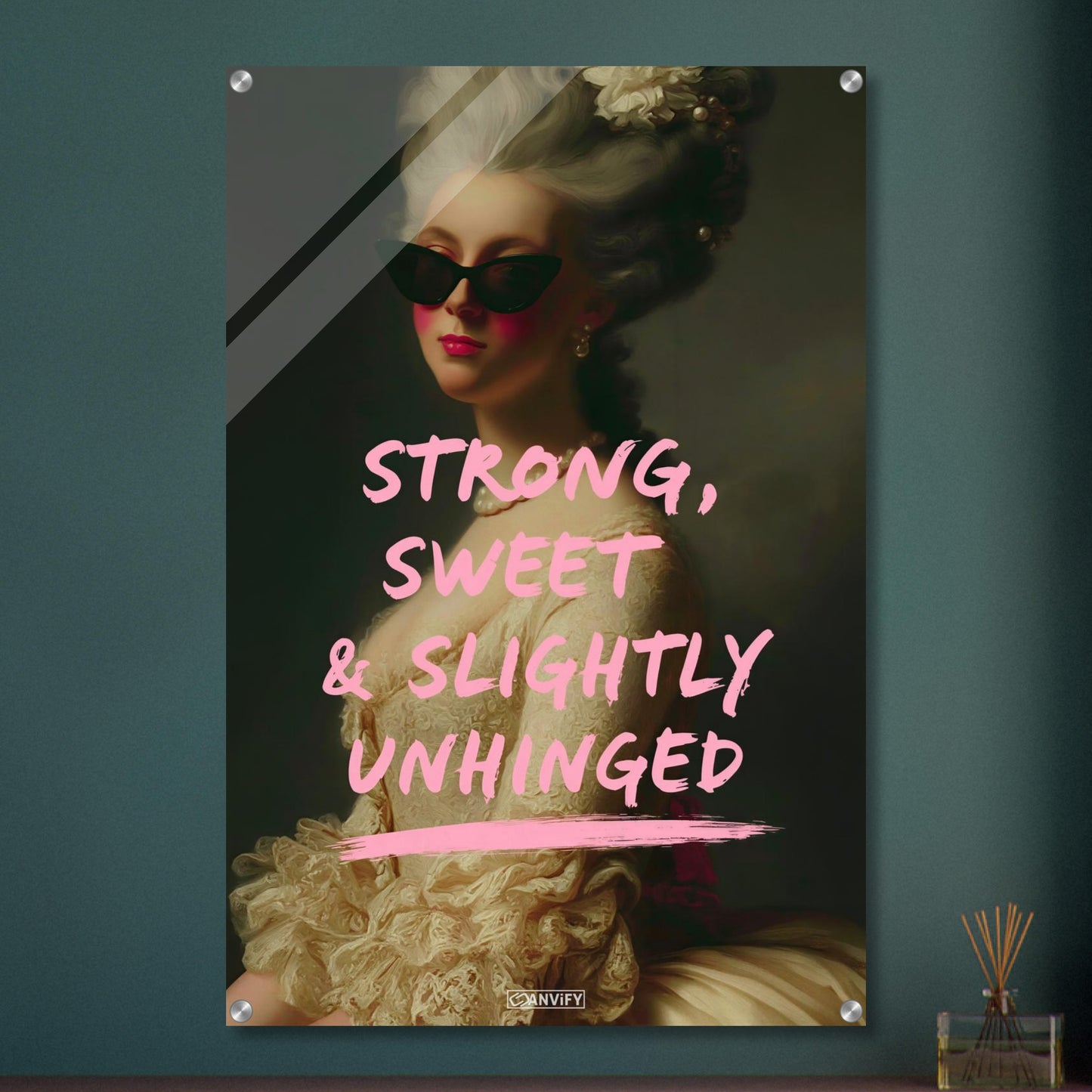 Prinzessin mit einer Sonnenbrille und einem Spruch "Strong, Sweet and Slightly Unhinged" auf einem Acrylbild