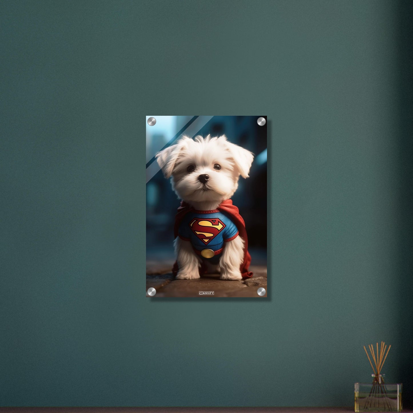 Malteser in einem Superhelden Kostüm von Superman auf einem Acrylbild