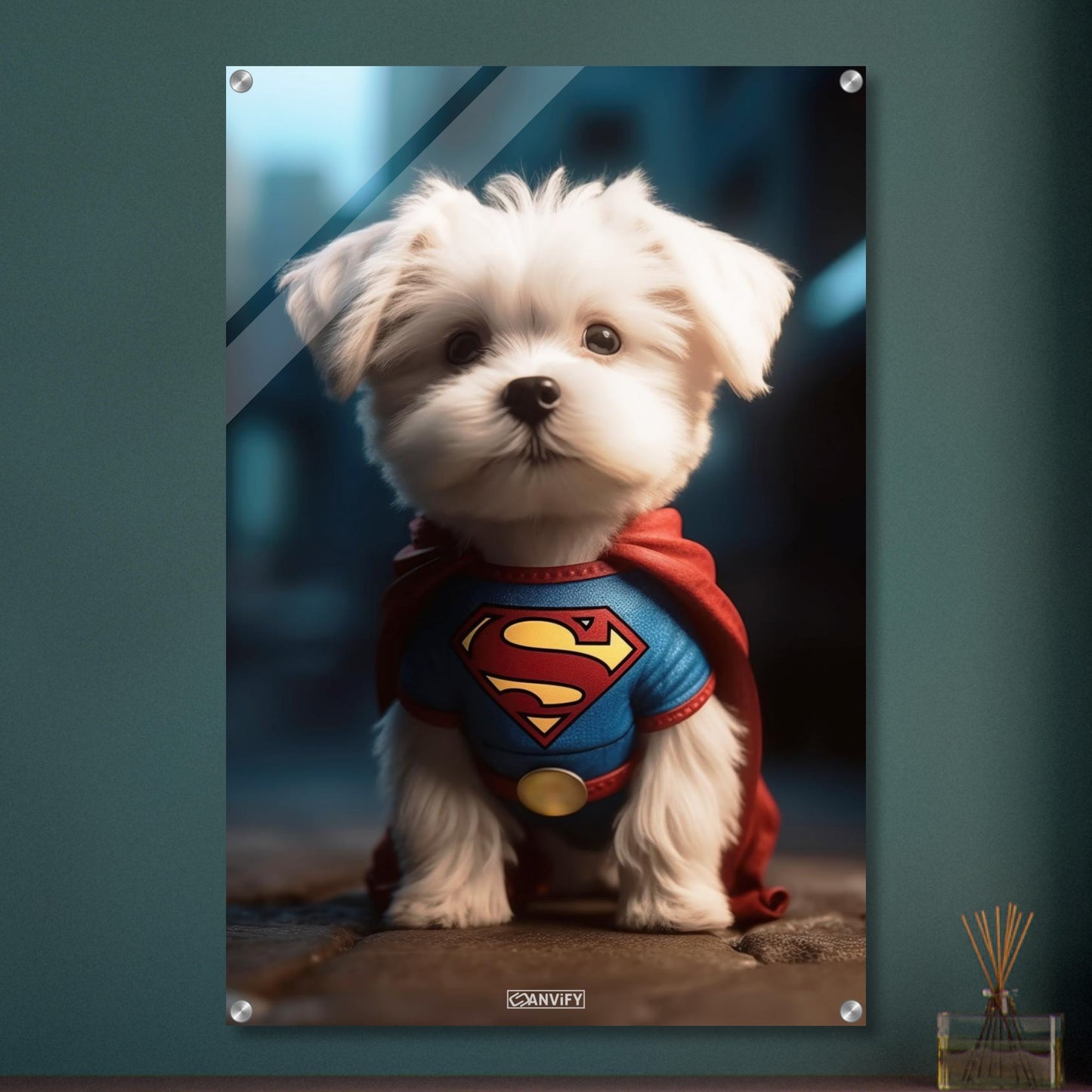 Malteser in einem Superhelden Kostüm von Superman auf einem Acrylbild