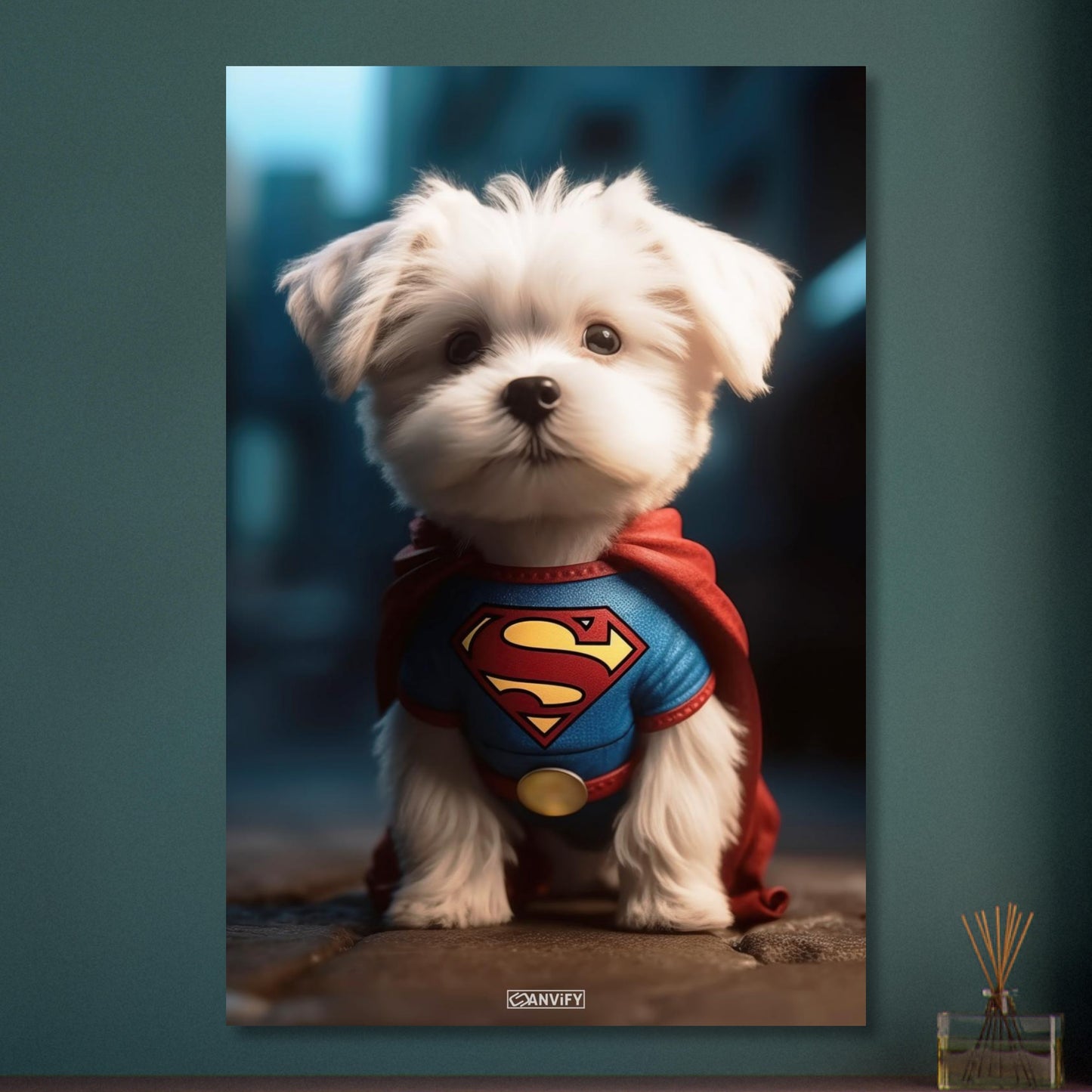 Malteser in einem Superhelden Kostüm von Superman auf Aluminium