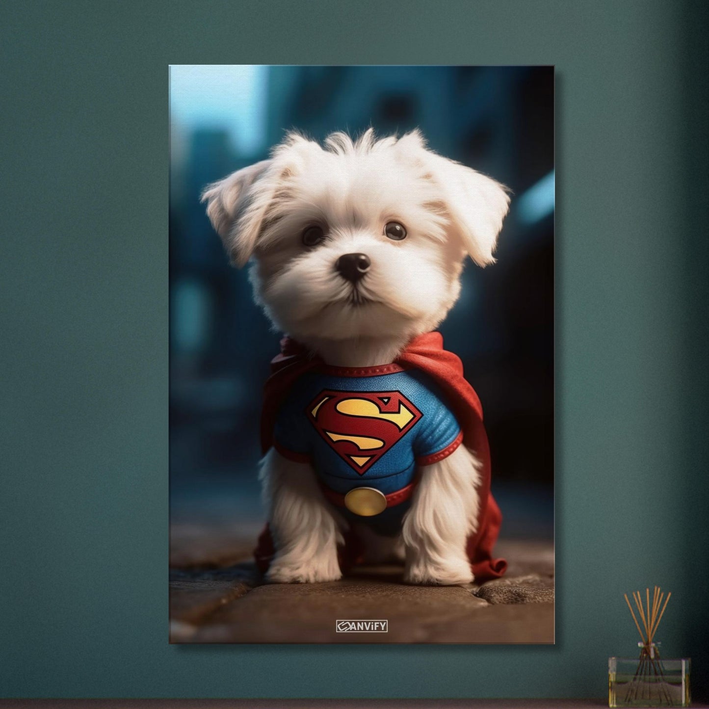 Malteser in einem Superhelden Kostüm von Superman auf einer Leinwand
