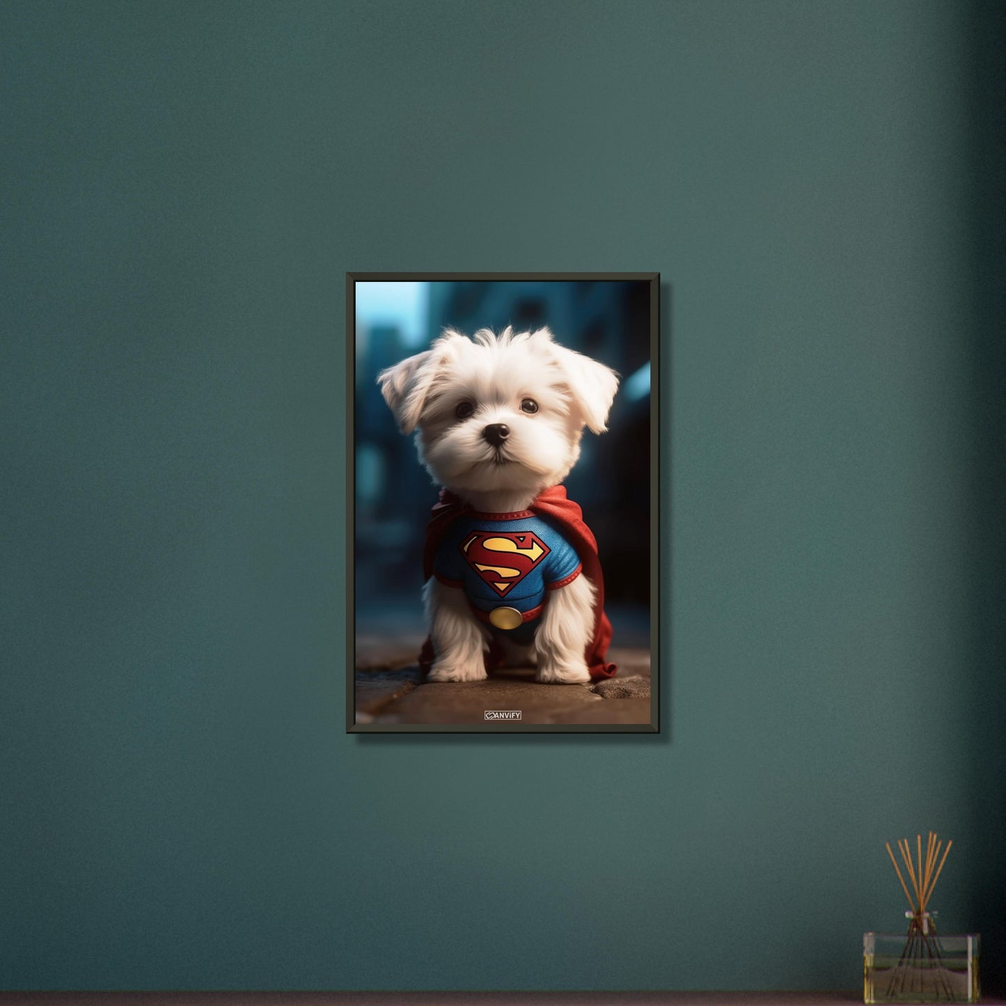 Malteser in einem Superhelden Kostüm von Superman auf einem Poster im Metallrahmen