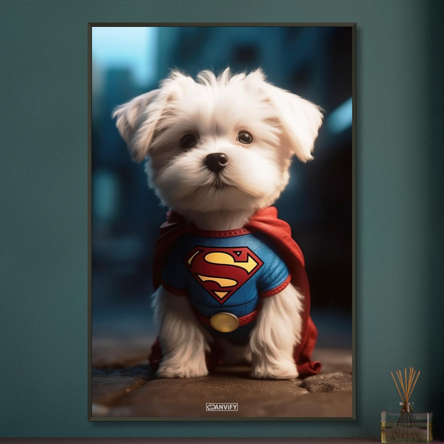 Malteser in einem Superhelden Kostüm von Superman auf einem Poster im Metallrahmen