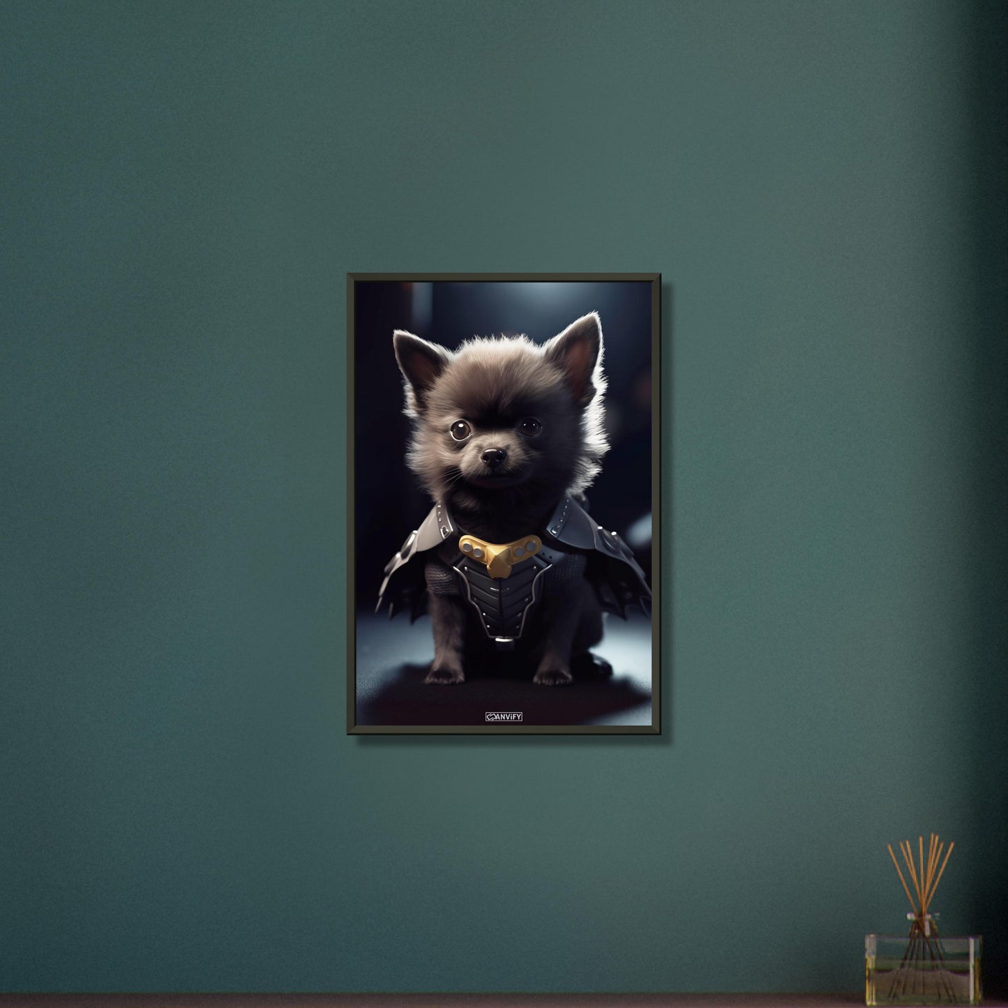 Zwergspitz in einem Superhelden Kostüm von Batman alias The Dark Knight auf einem Poster im Metallrahmen