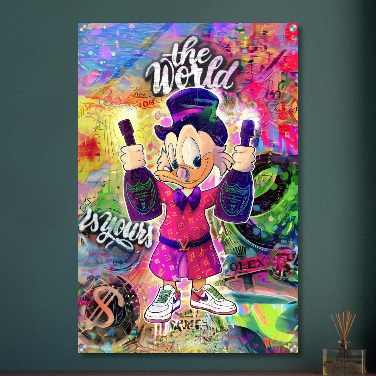 Dagobert Duck mit Champagnerflaschen und einem Luxus Bademantel im abstrakten Pop Art Stil auf einem Acrylbild