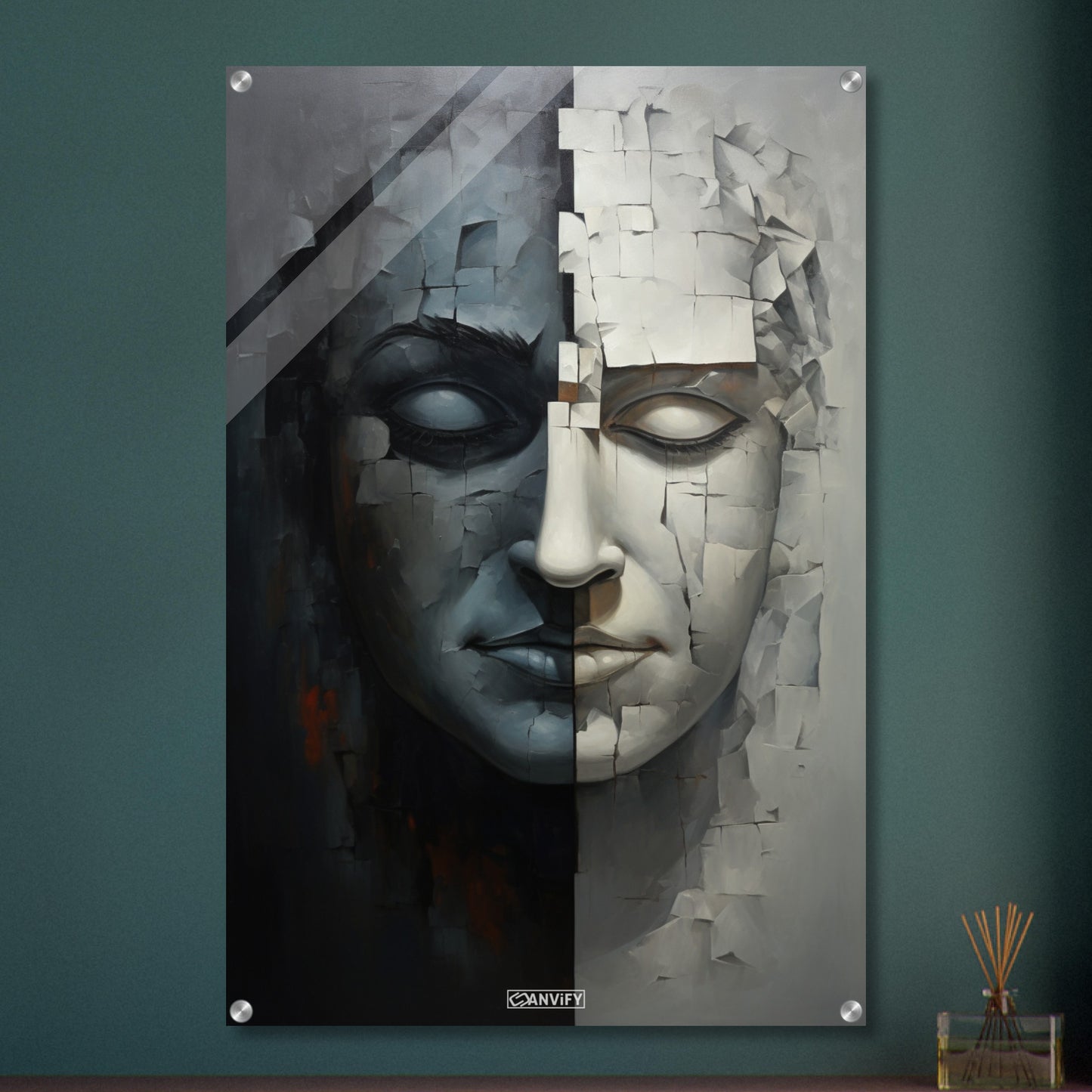 Abstraktes Gesicht in Stein gemeißelt und in Schwarzer und Weißer Farbe auf einem Acrylbild
