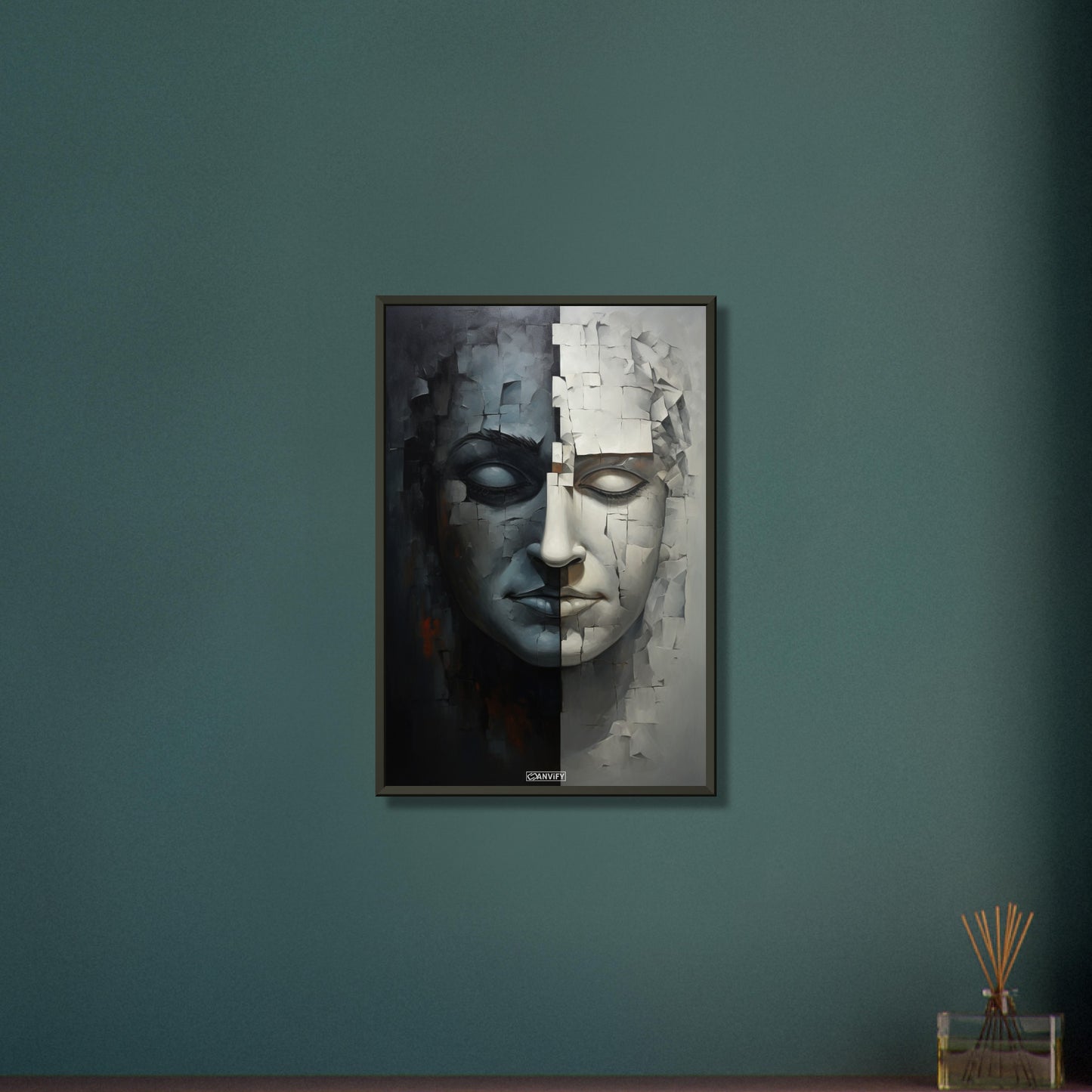 Abstraktes Gesicht in Stein gemeißelt und in Schwarzer und Weißer Farbe auf einem Poster im Metallrahmen