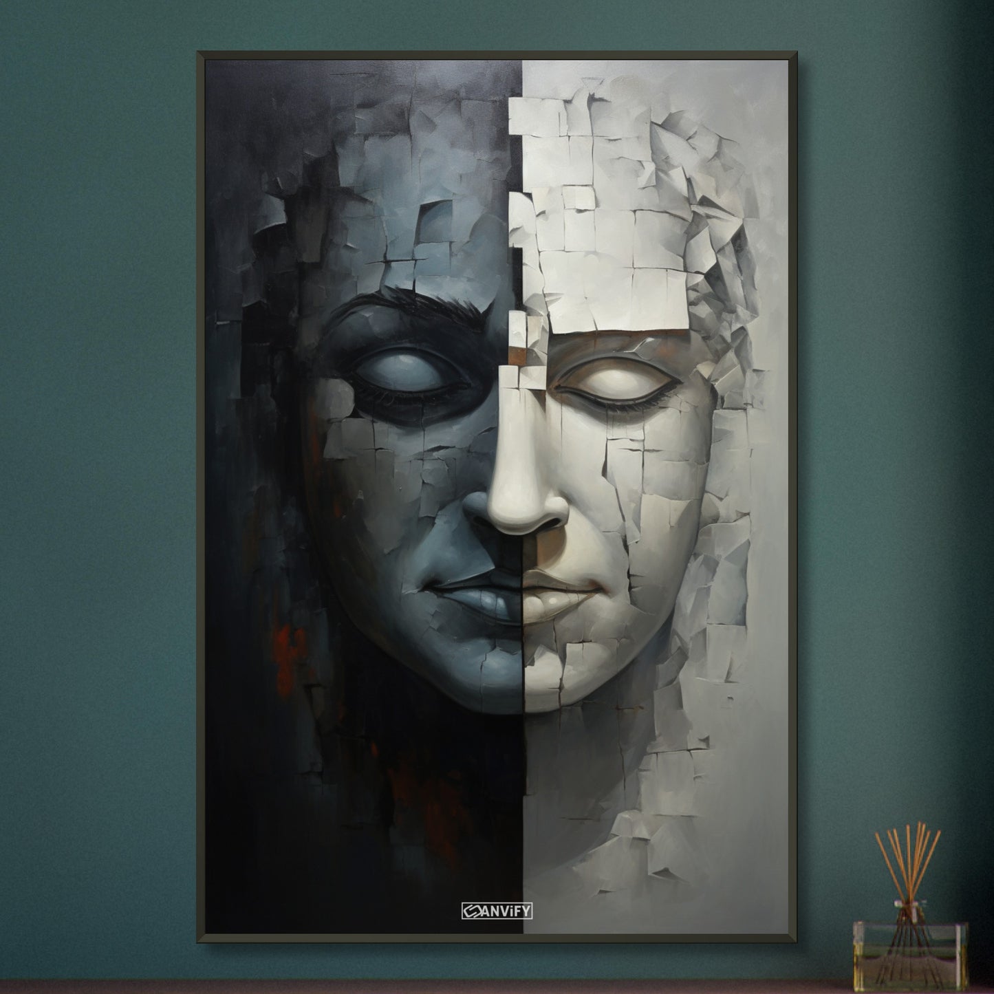 Abstraktes Gesicht in Stein gemeißelt und in Schwarzer und Weißer Farbe auf einem Poster im Metallrahmen
