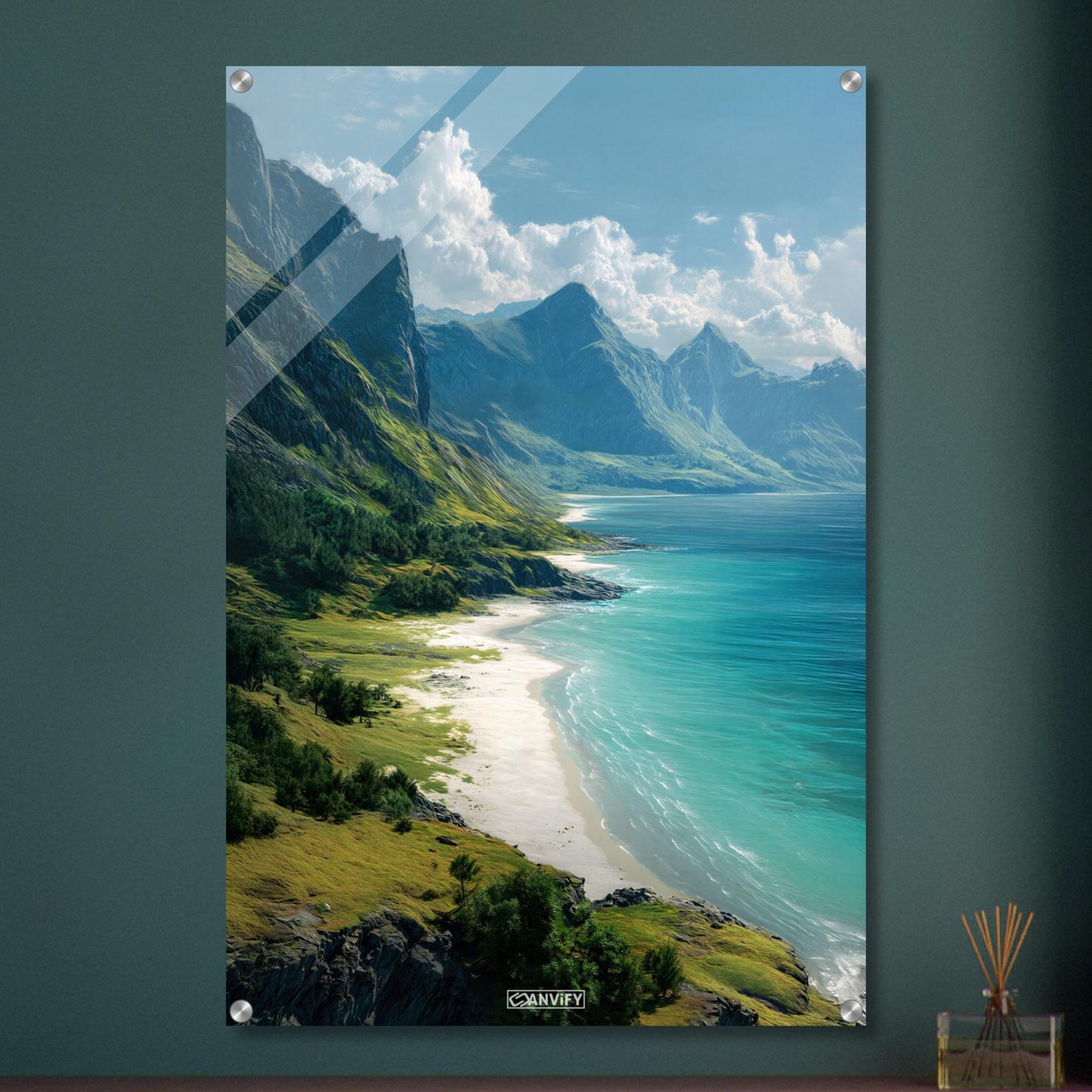 Verstecktes Strandparadies mit türkisem Wasser mit Bergen auf einem Acrylbild