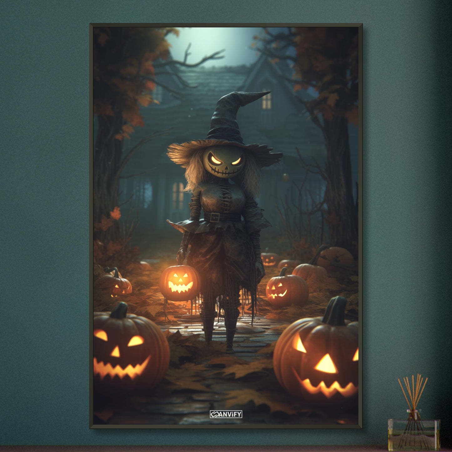 Vogelschreckpuppe mit einem Kürbiskopf und leuchtenden Kürbissen vor einem Hexenhaus auf einem Poster im Metallrahmen