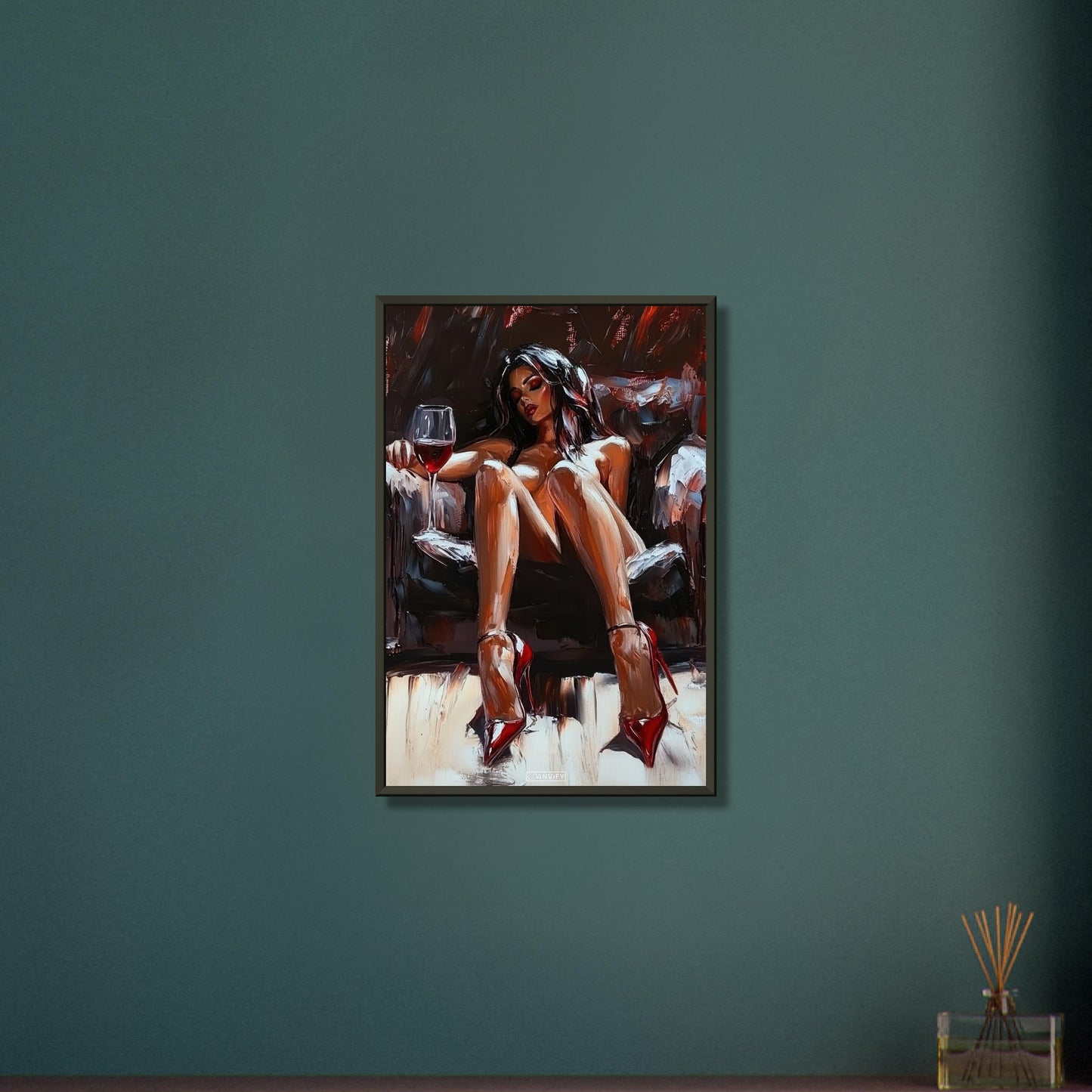 Sexy Frau mit einem Rotweinglas und roten Absatzschuhen auf einem Poster im Metallrahmen